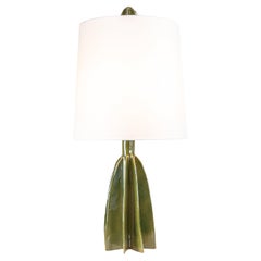 Lampada da tavolo con paralume stretto Flute, finitura verde, ceramica costruita a mano da Kalin Asenov