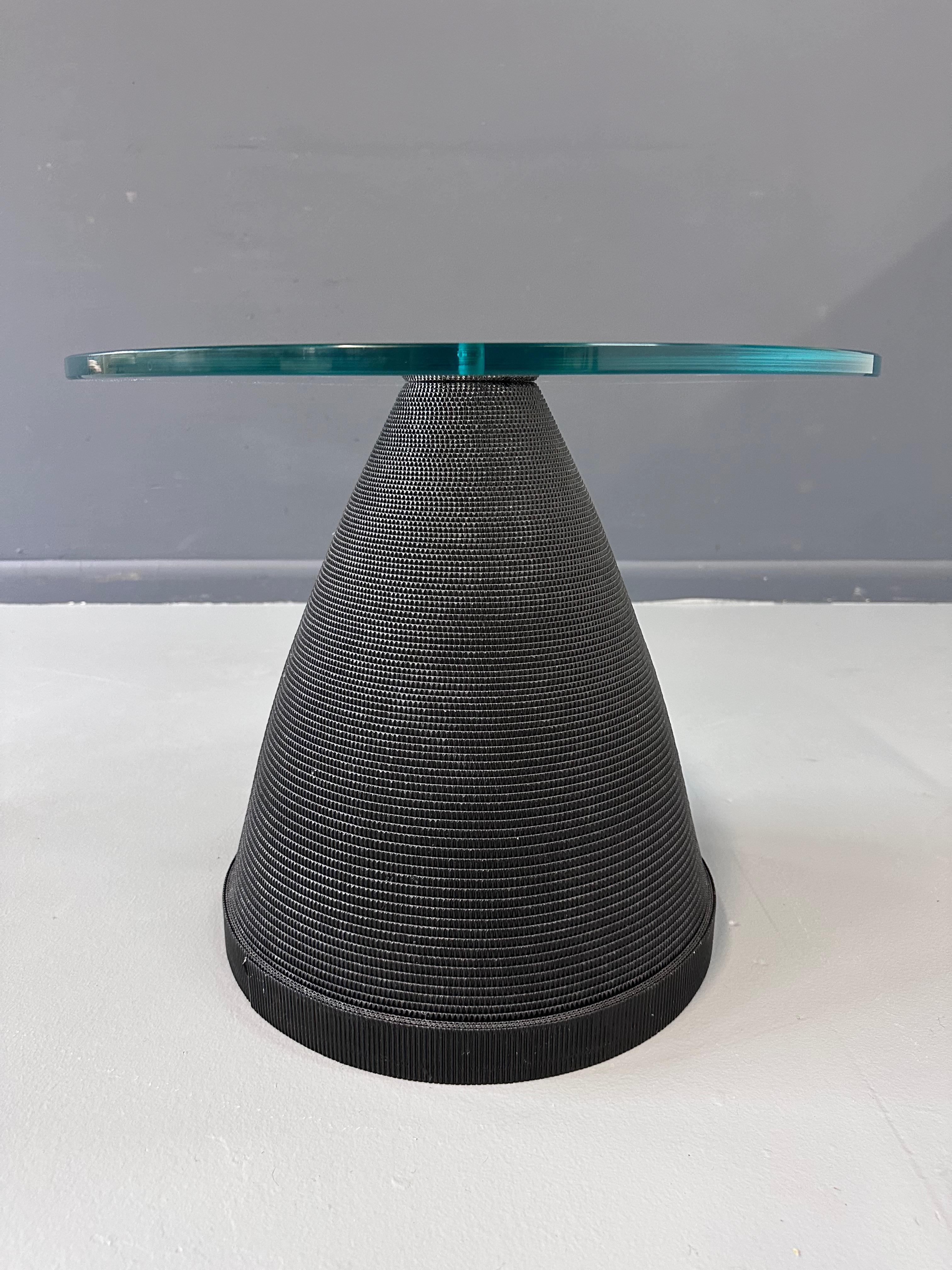Postmoderne Table d'appoint cannelée Flute of Chicago avec plateau en verre et centre de table en forme de disque en cuivre en vente