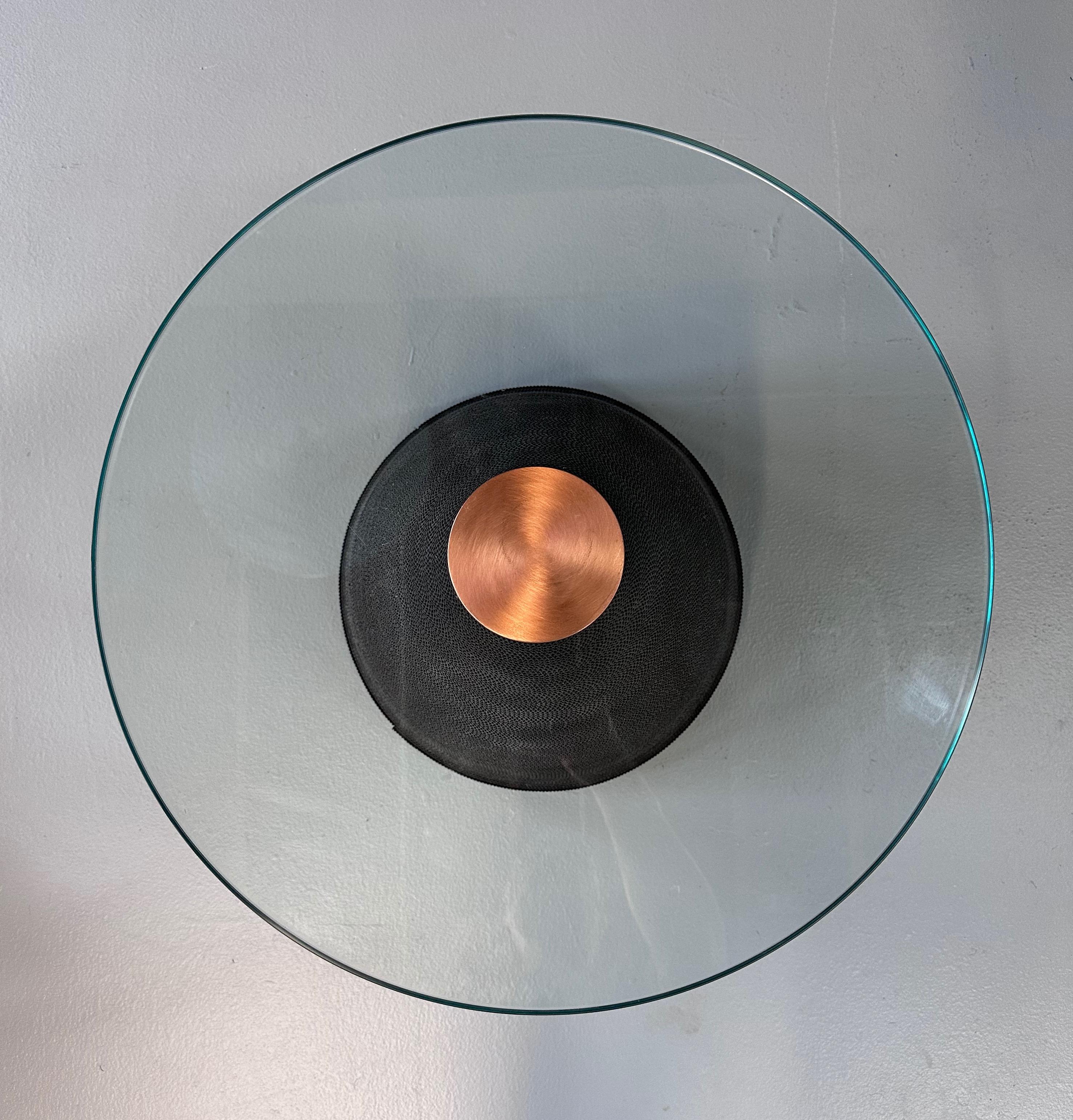 Cuivre Table d'appoint cannelée Flute of Chicago avec plateau en verre et centre de table en forme de disque en cuivre en vente