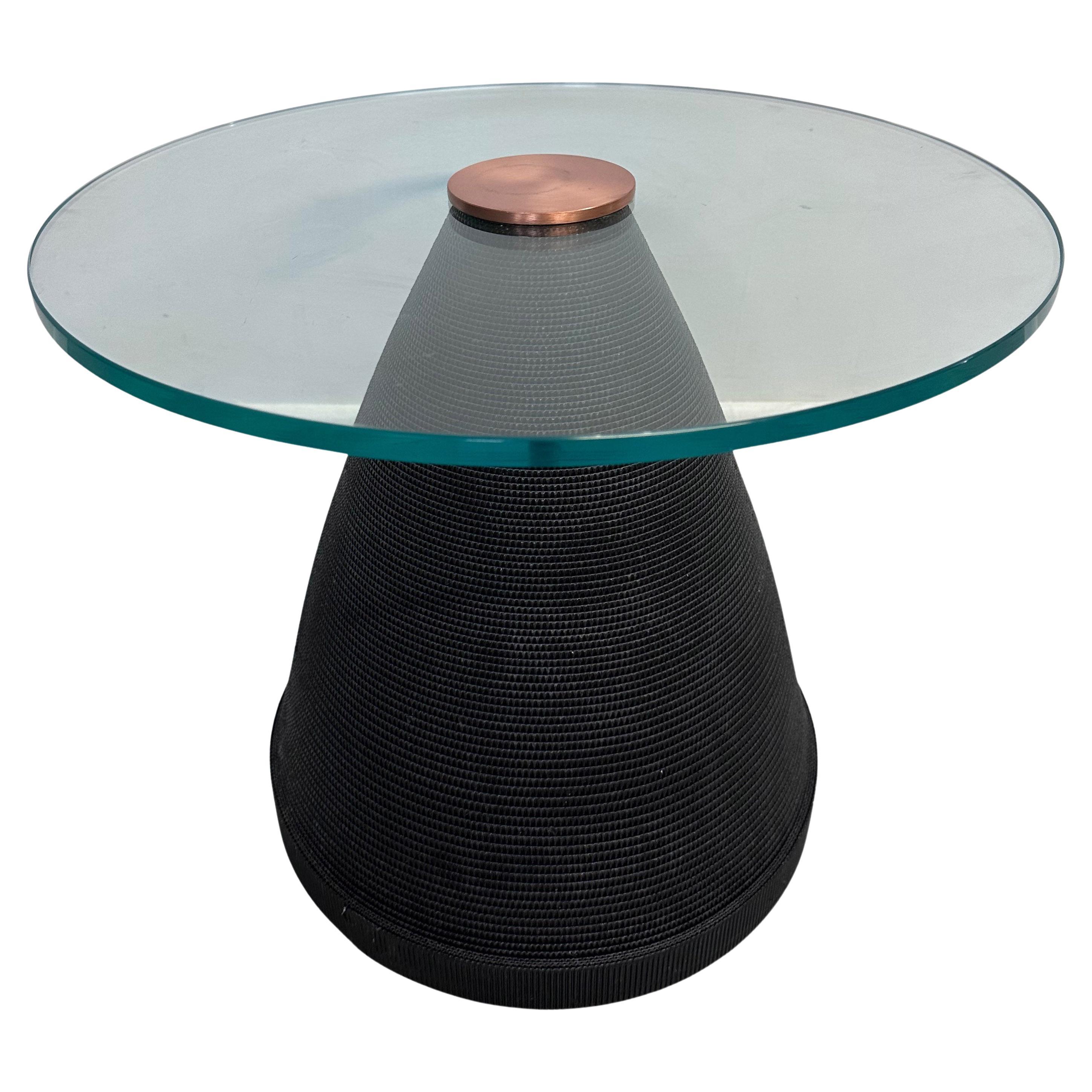 Table d'appoint cannelée Flute of Chicago avec plateau en verre et centre de table en forme de disque en cuivre en vente