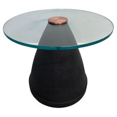 Table d'appoint cannelée Flute of Chicago avec plateau en verre et centre de table en forme de disque en cuivre