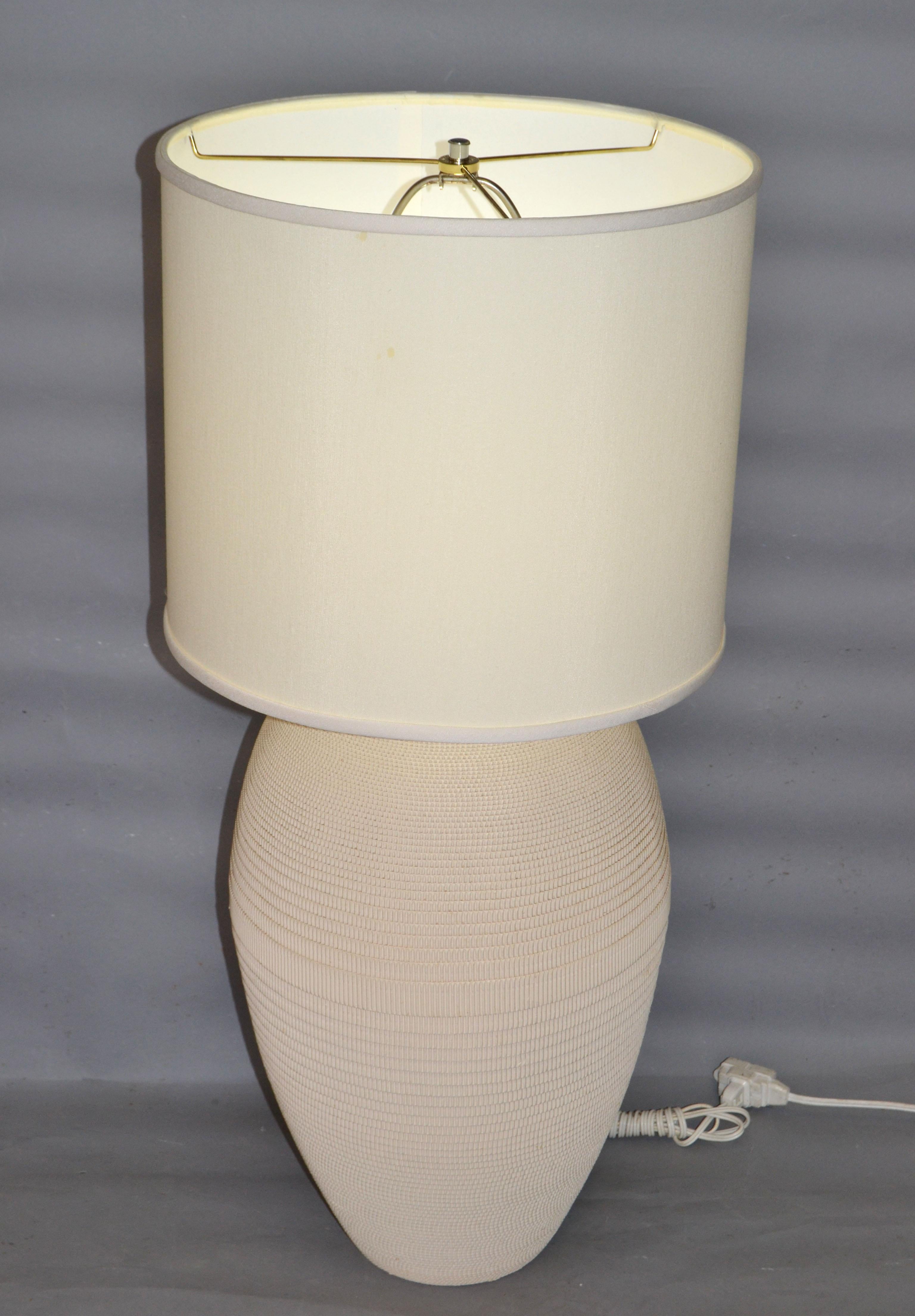 Flute of Chicago White Corrugated Cardboard Table Lamp Mid-Century Modern 1980s For Sale 2
