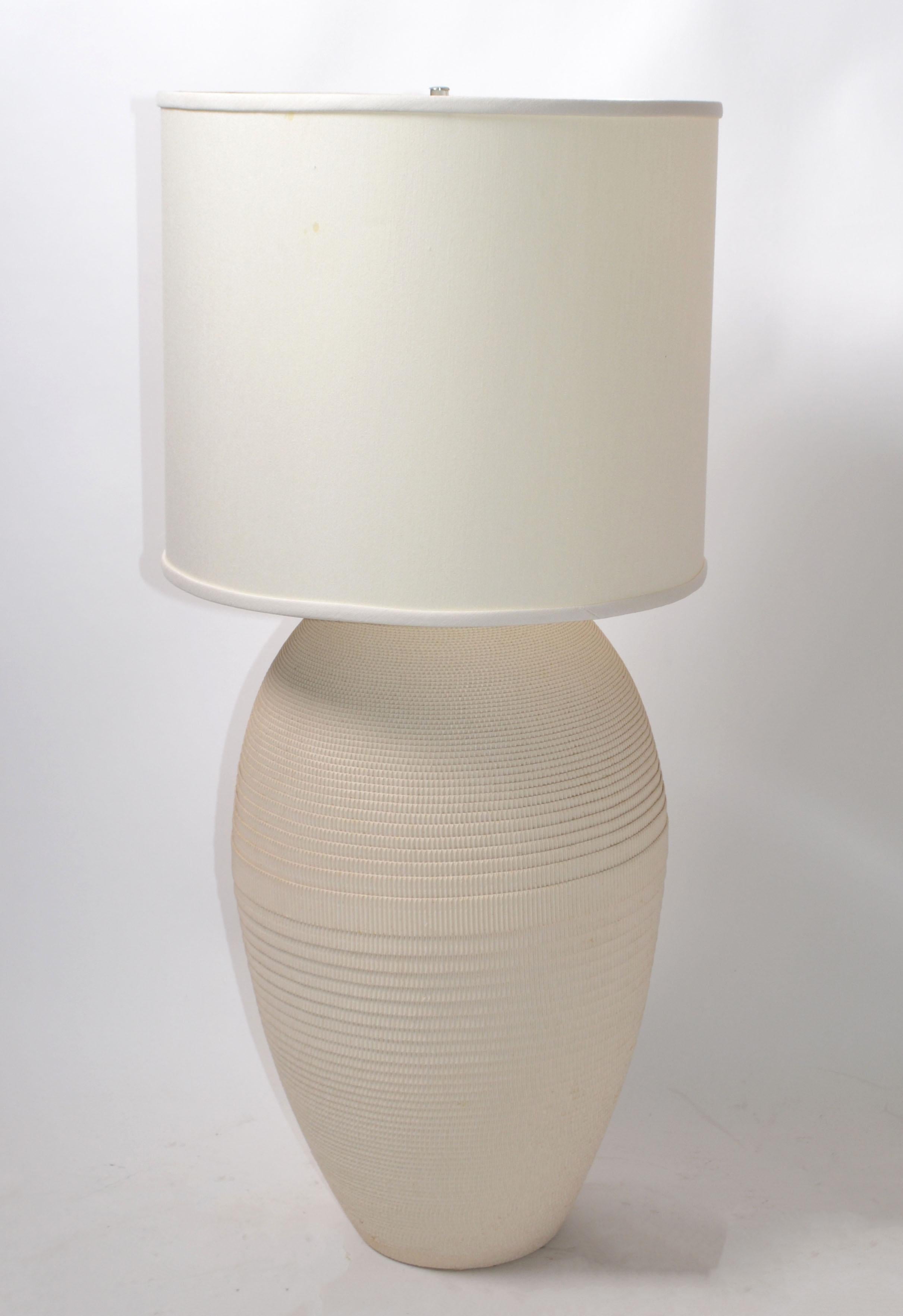 Flute of Chicago White Corrugated Cardboard Table Lamp Mid-Century Modern 1980s For Sale 4