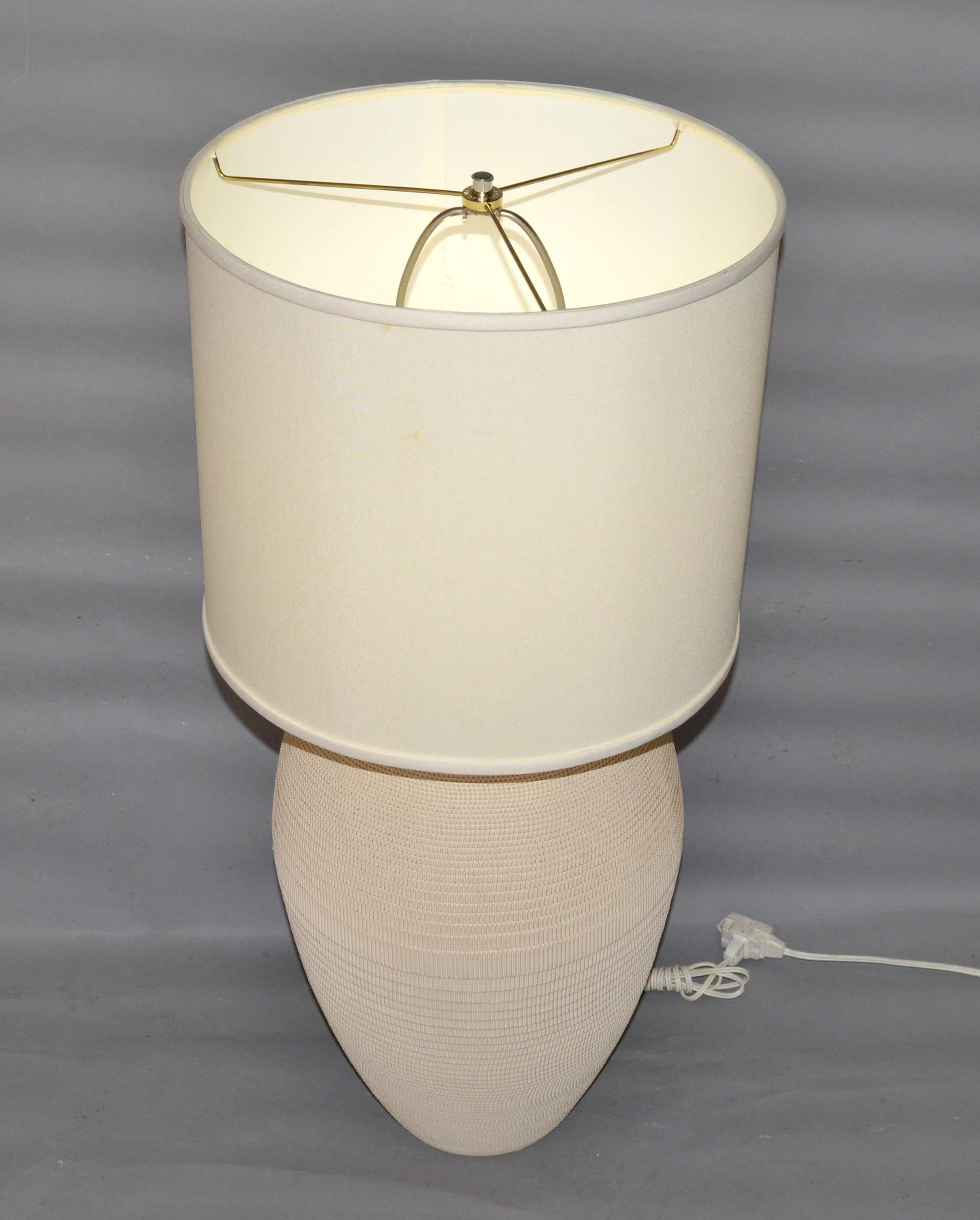 Flute of Chicago White Corrugated Cardboard Table Lamp Mid-Century Modern 1980s For Sale 5