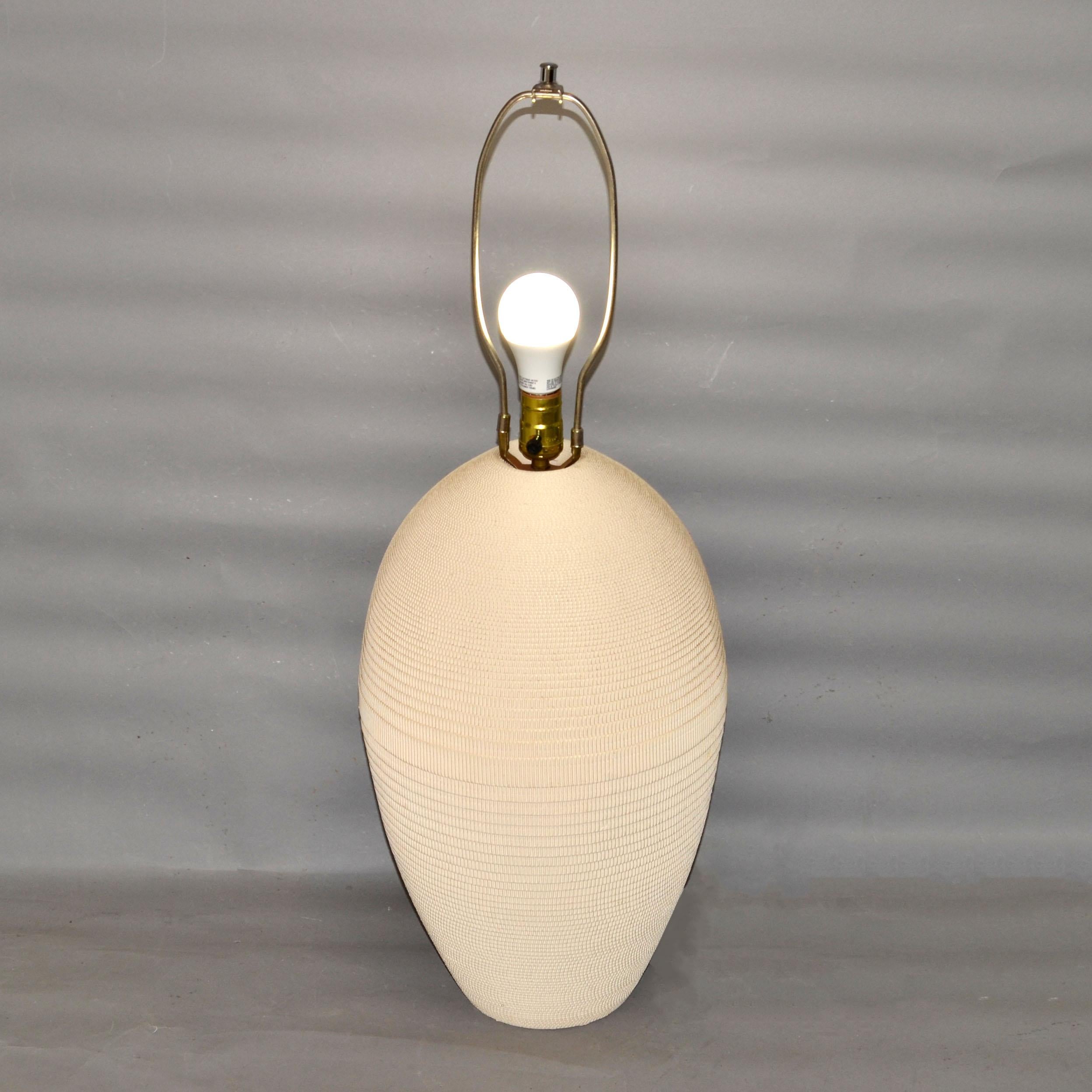 Amerikanische 1980er Jahre Mid-Century Modern antike weiße Wellpappe Tischlampe entworfen von Gregory Van Pelt und hergestellt von Flute of Chicago.
In einwandfreiem Zustand und nimmt eine normale oder LED-Glühbirne.
Kein Schatten.