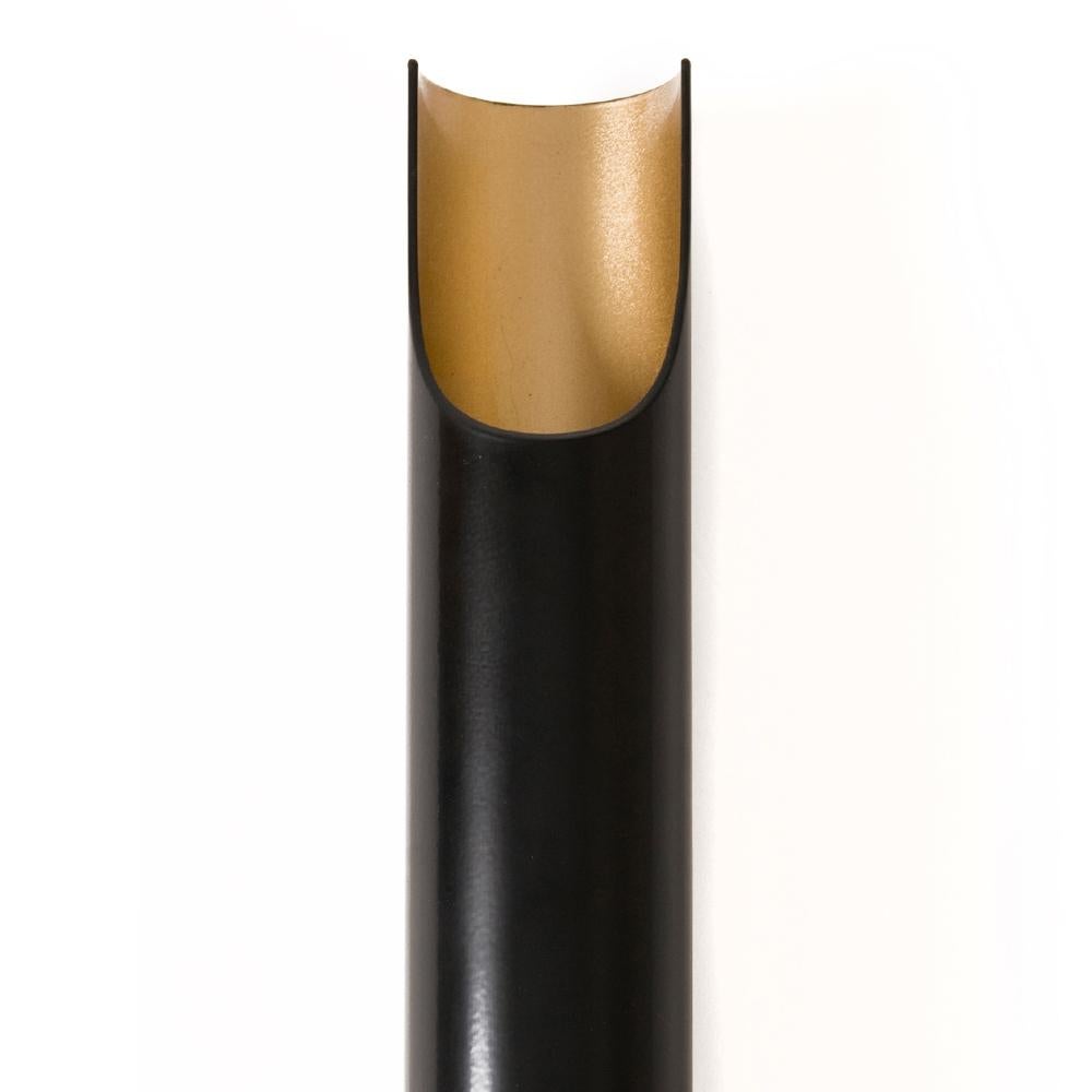 Lámpara de pared flauta simple con negro mate
cuerpo de acero. Con pintura en polvo dorada en el interior.
2 bombillas, portalámparas tipo E27, máx. 40 vatios.
Bombillas no incluidas.
 