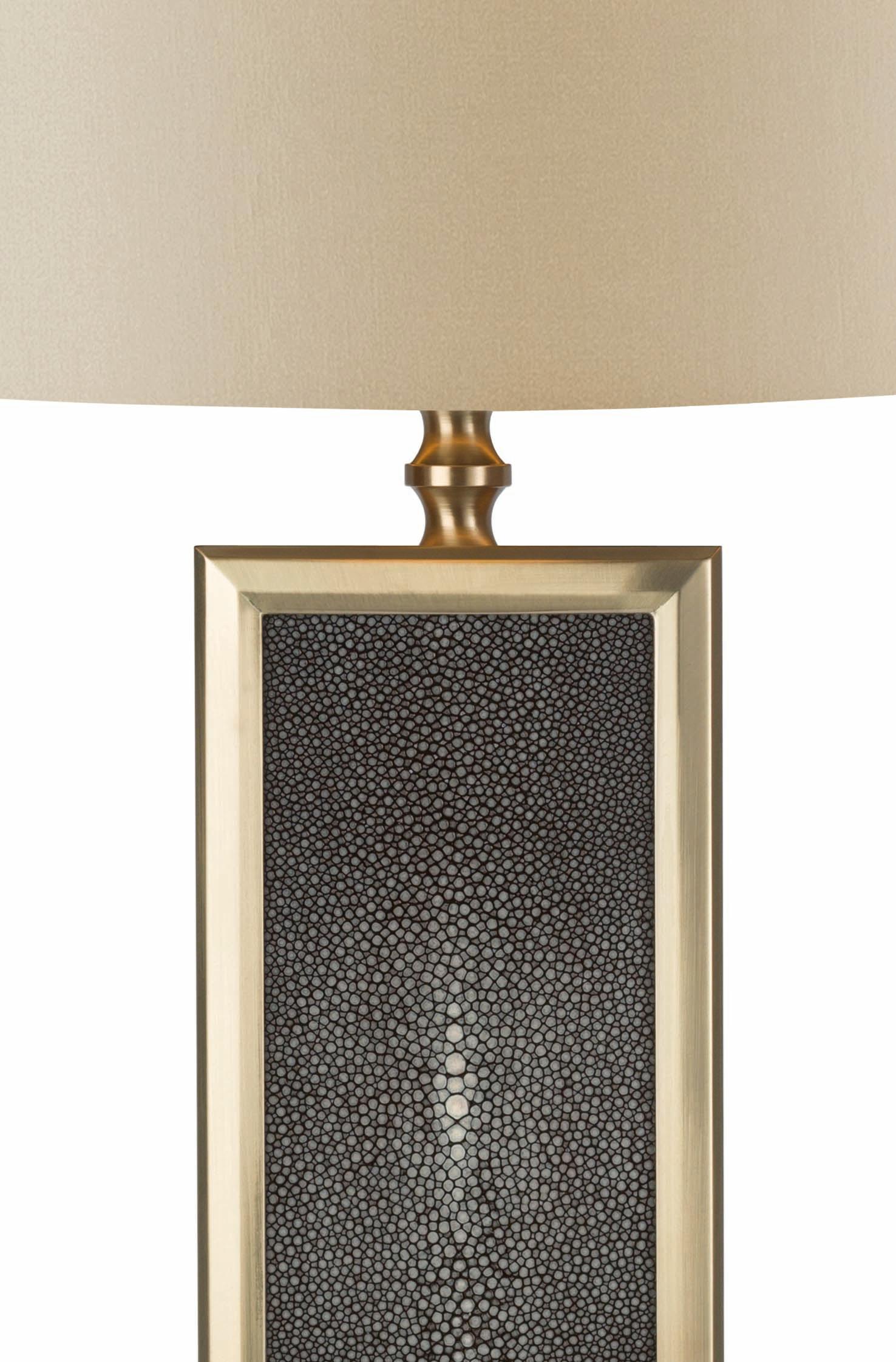 The sophisticated Flute table lamp features noble materials and traditional craftsmanship combined with a contemporary design, for a timeless and elegant final effect that will make a statement in any decor. The base in Portoro marble supports a