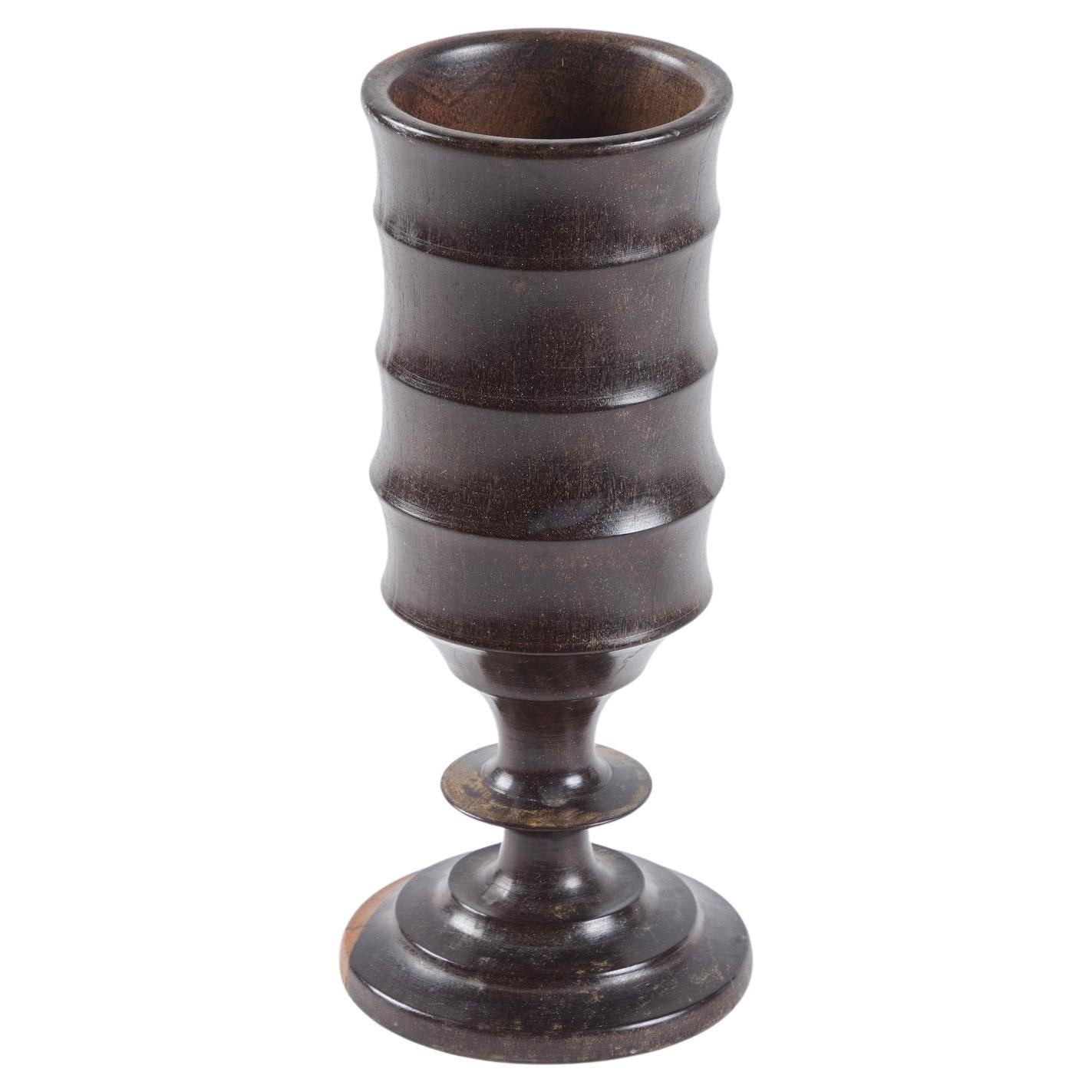 Calice in legno tornito con flauto