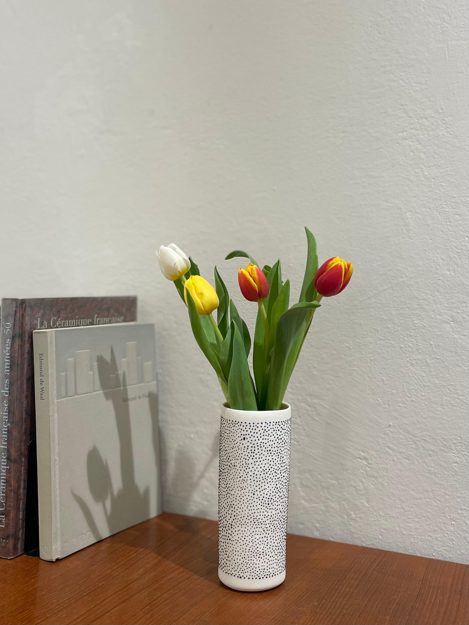 Scandinavo moderno Vaso FLUTE, vaso contemporaneo in porcellana fatto a mano, bianco con punti neri in rilievo in vendita