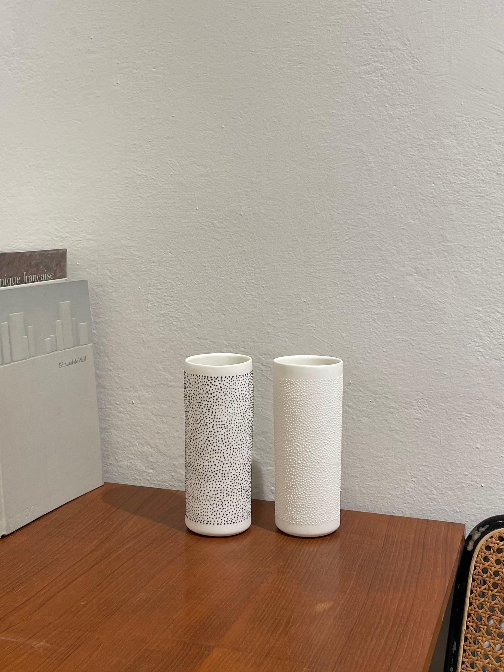 Italiano Vaso FLUTE, vaso contemporaneo in porcellana fatto a mano, bianco con punti neri in rilievo in vendita
