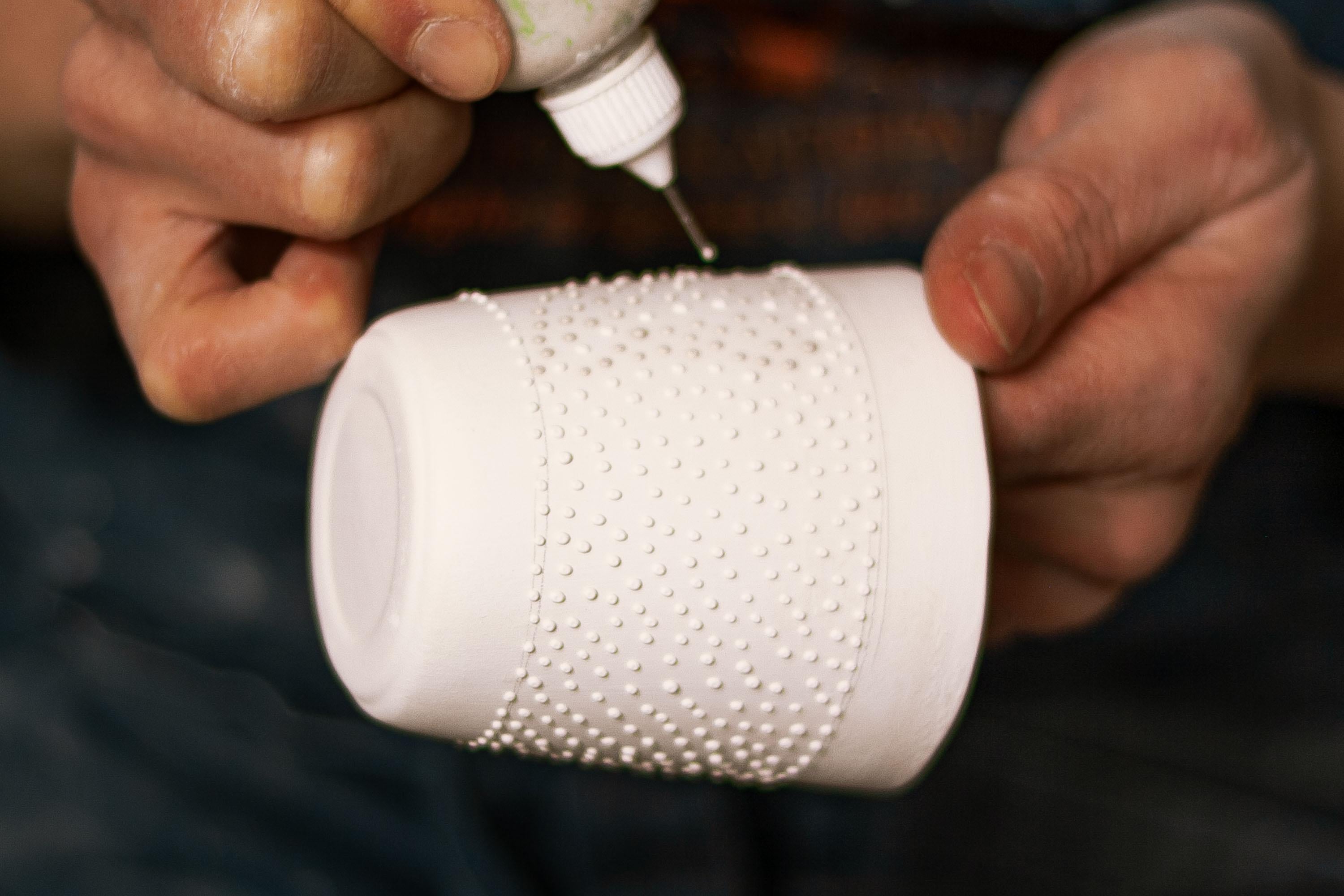 Vaso FLUTE, vaso contemporaneo in porcellana fatto a mano, bianco con punti neri in rilievo In condizioni Nuovo in vendita a Firenze, IT