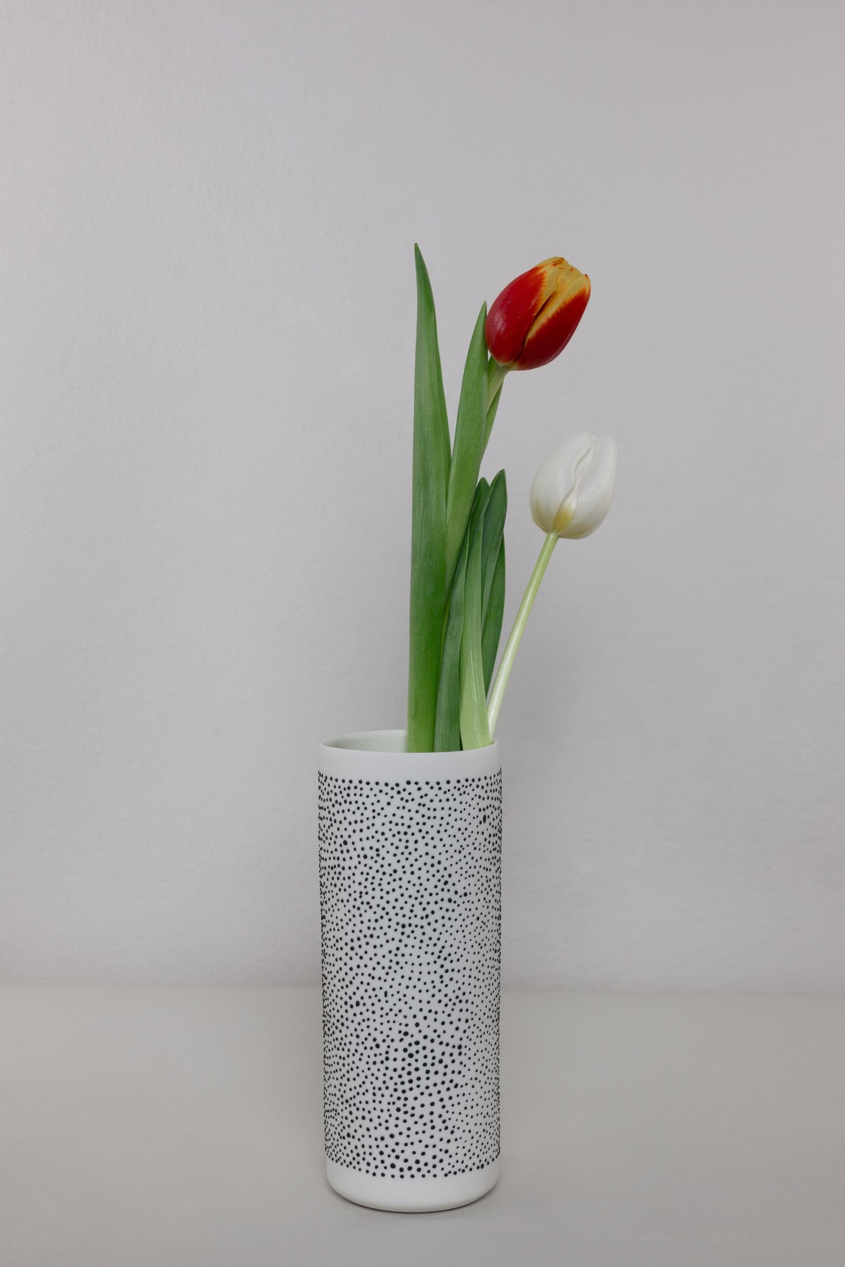 XXI secolo e contemporaneo Vaso FLUTE, vaso contemporaneo in porcellana fatto a mano, bianco con punti neri in rilievo in vendita