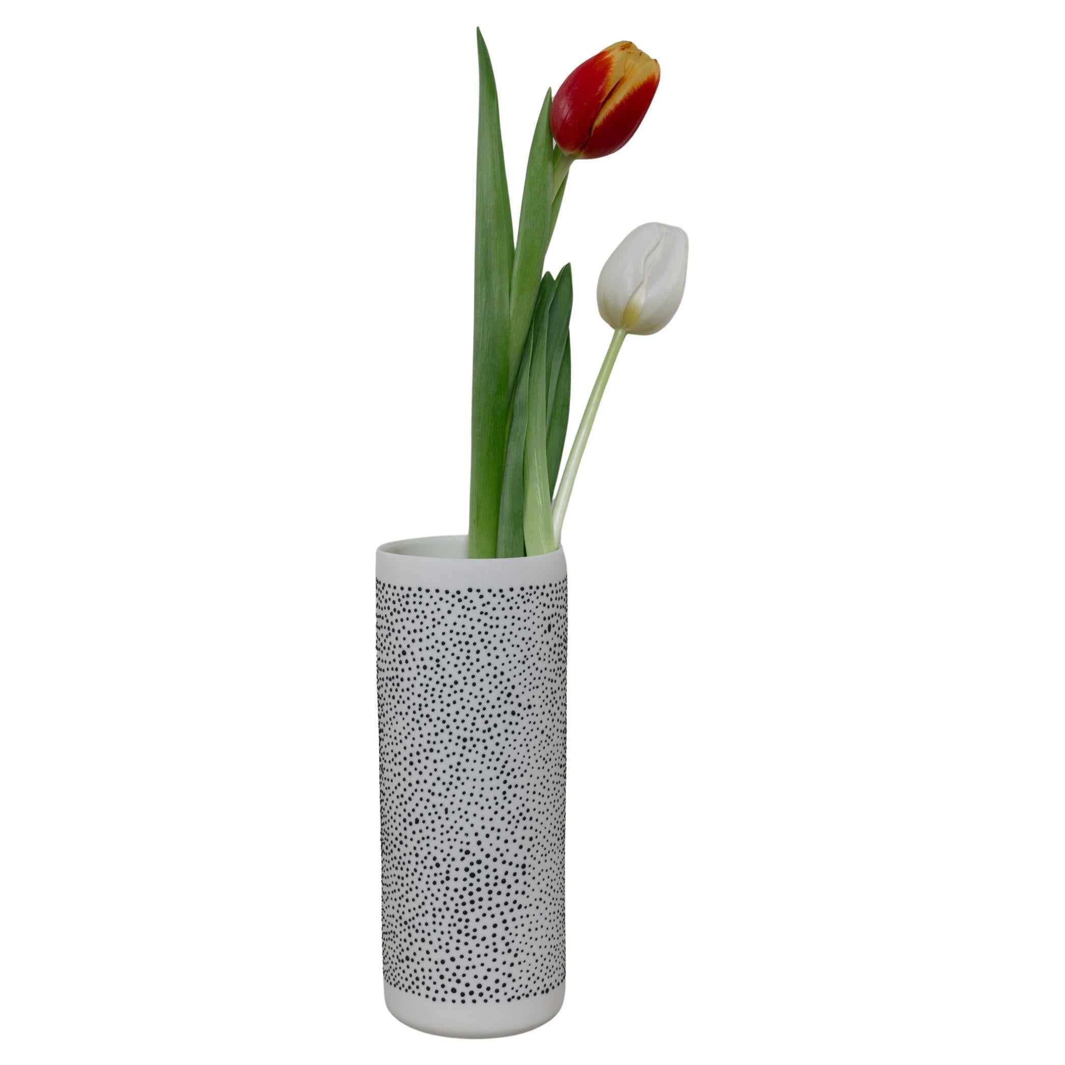 Vaso a flute in porcellana fatto a mano - Dot Dot'S Collection di JHA Porcelain
Ti presentiamo il Vaso Flute in porcellana fatto a mano dell'esclusiva collezione Dot Dot di JHA Porcelain. Questo elegante vaso è stato realizzato con la tradizionale
