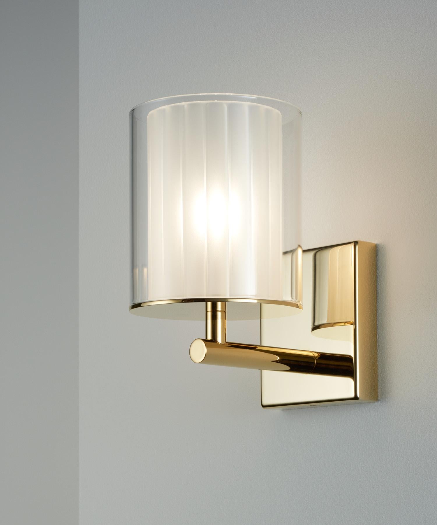 Britannico Flute Wall Light XL in nichel lucido con diffusore in vetro smerigliato di Tom Kirk in vendita