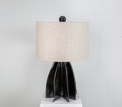 Lámpara de sobremesa de cerámica con pantalla ancha Flute, negro reflectante, de Kalin Asenov