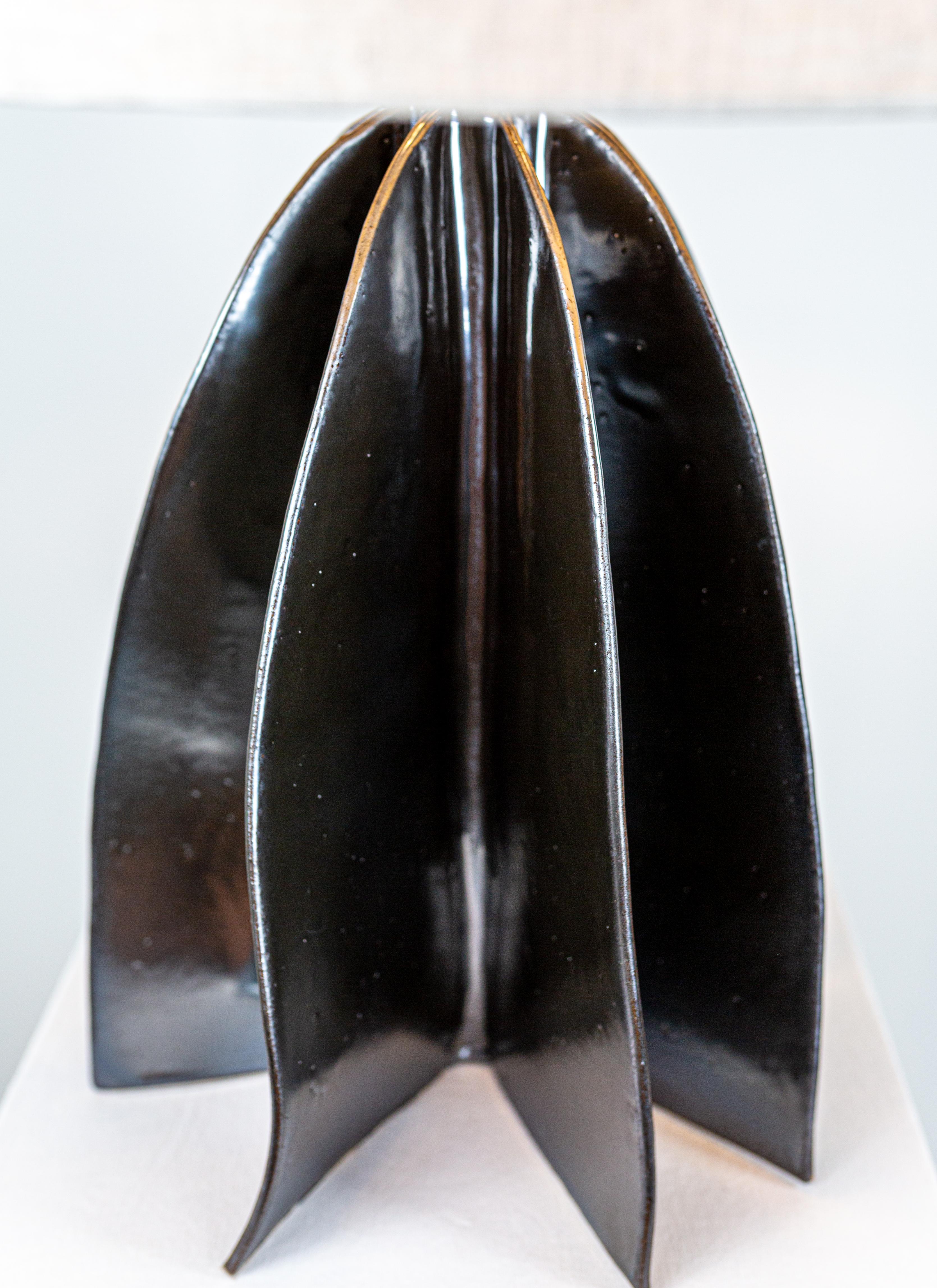 Moderne Lampe à poser à abat-jour large Flute, noir réfléchissant, céramique hanbuilt de Kalin Asenov en vente