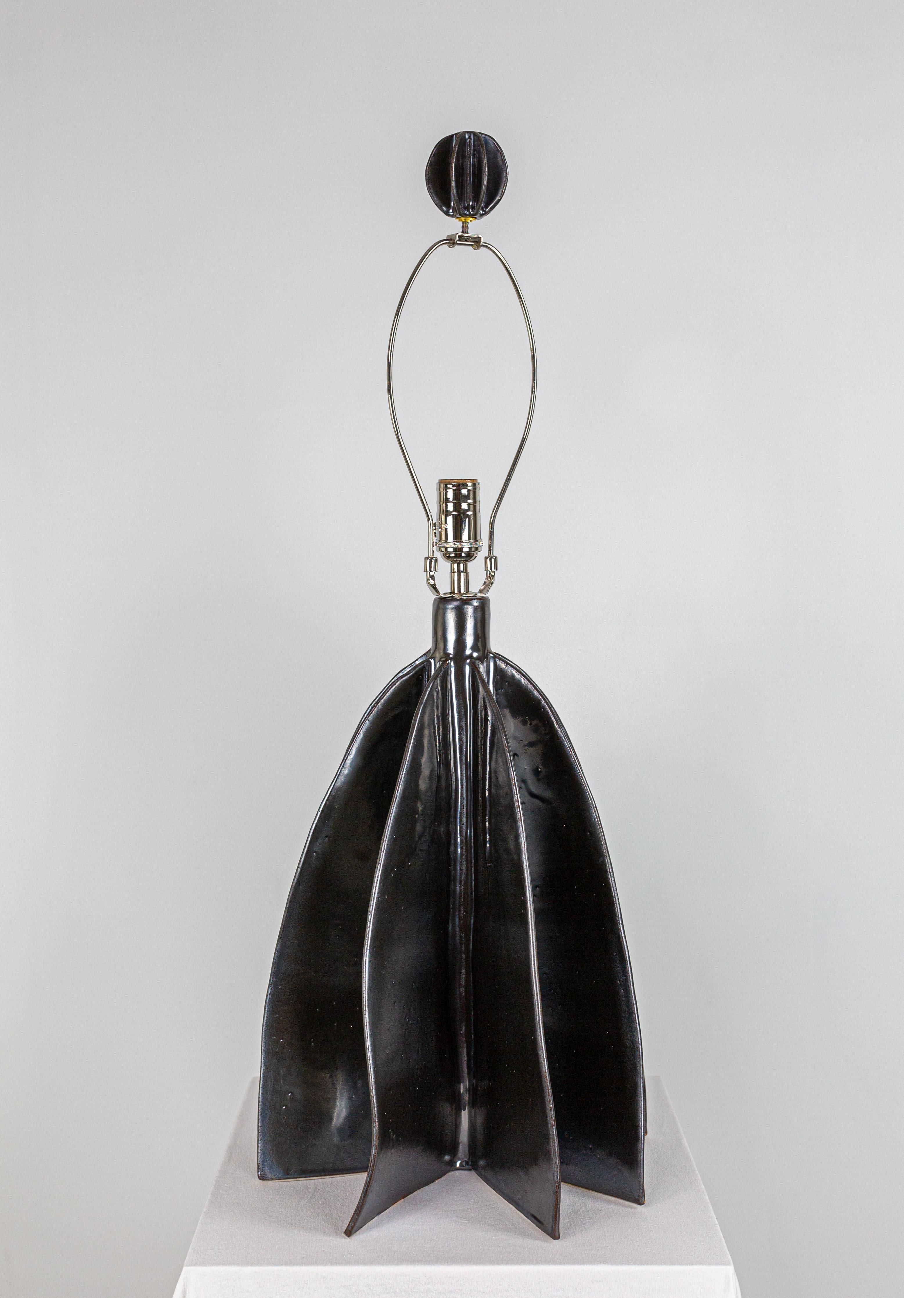Flute-Tischlampe mit breitem Schirm, reflektierend schwarz, mit Hanbuilt-Keramik von Kalin Asenov (amerikanisch) im Angebot