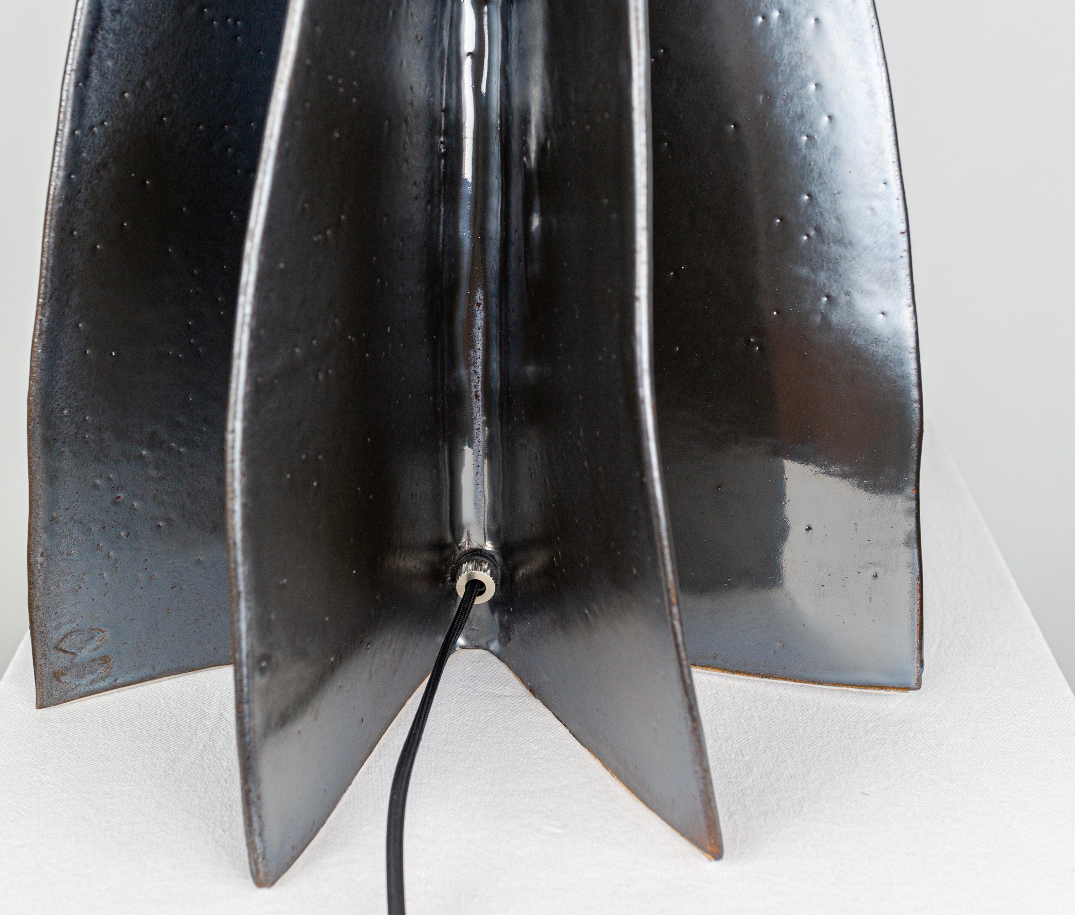 Flute-Tischlampe mit breitem Schirm, reflektierend schwarz, mit Hanbuilt-Keramik von Kalin Asenov (Handgeschnitzt) im Angebot
