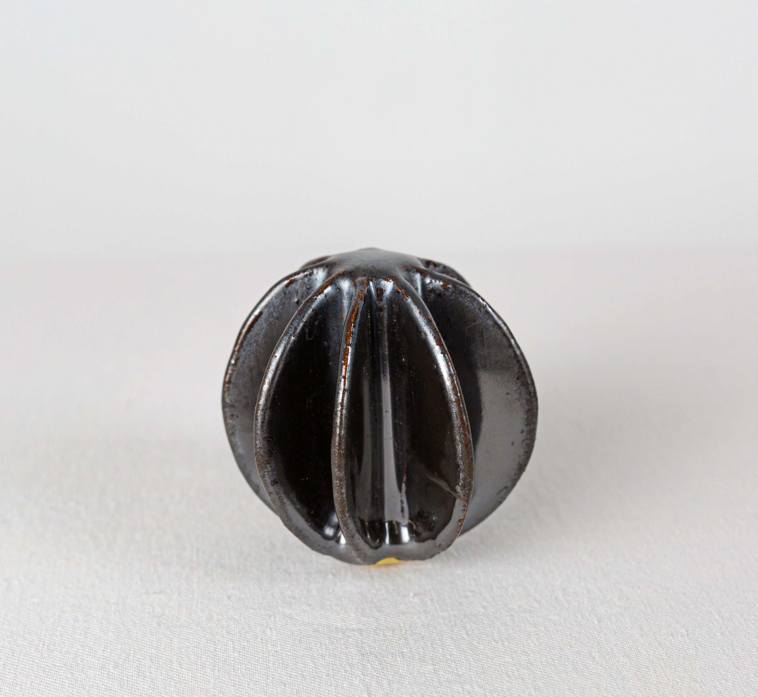 Flute-Tischlampe mit breitem Schirm, reflektierend schwarz, mit Hanbuilt-Keramik von Kalin Asenov im Zustand „Neu“ im Angebot in Savannah, GA
