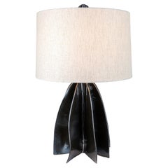 Lampada da tavolo a paralume largo Flute, nero riflettente, ceramica costruita a mano da Kalin Asenov