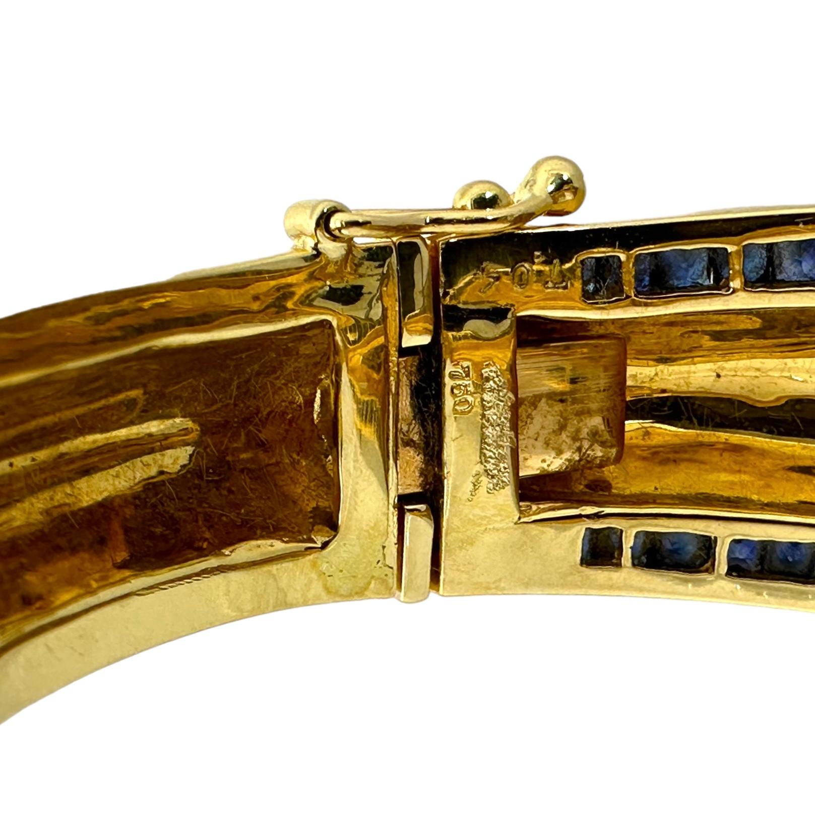 Bracelet manchette cannelée en or jaune 18 carats avec bordures en saphir taillé en carré, haut et bas en vente 4