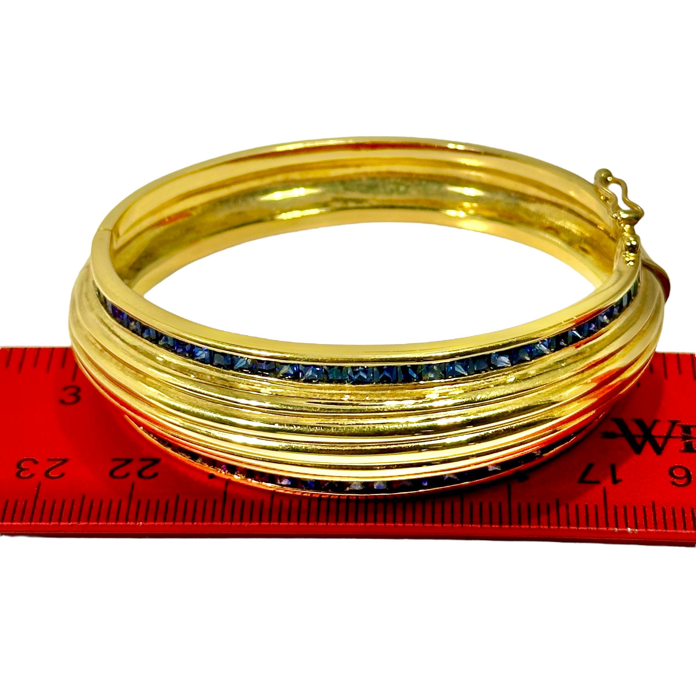 Bracelet manchette cannelée en or jaune 18 carats avec bordures en saphir taillé en carré, haut et bas en vente 7