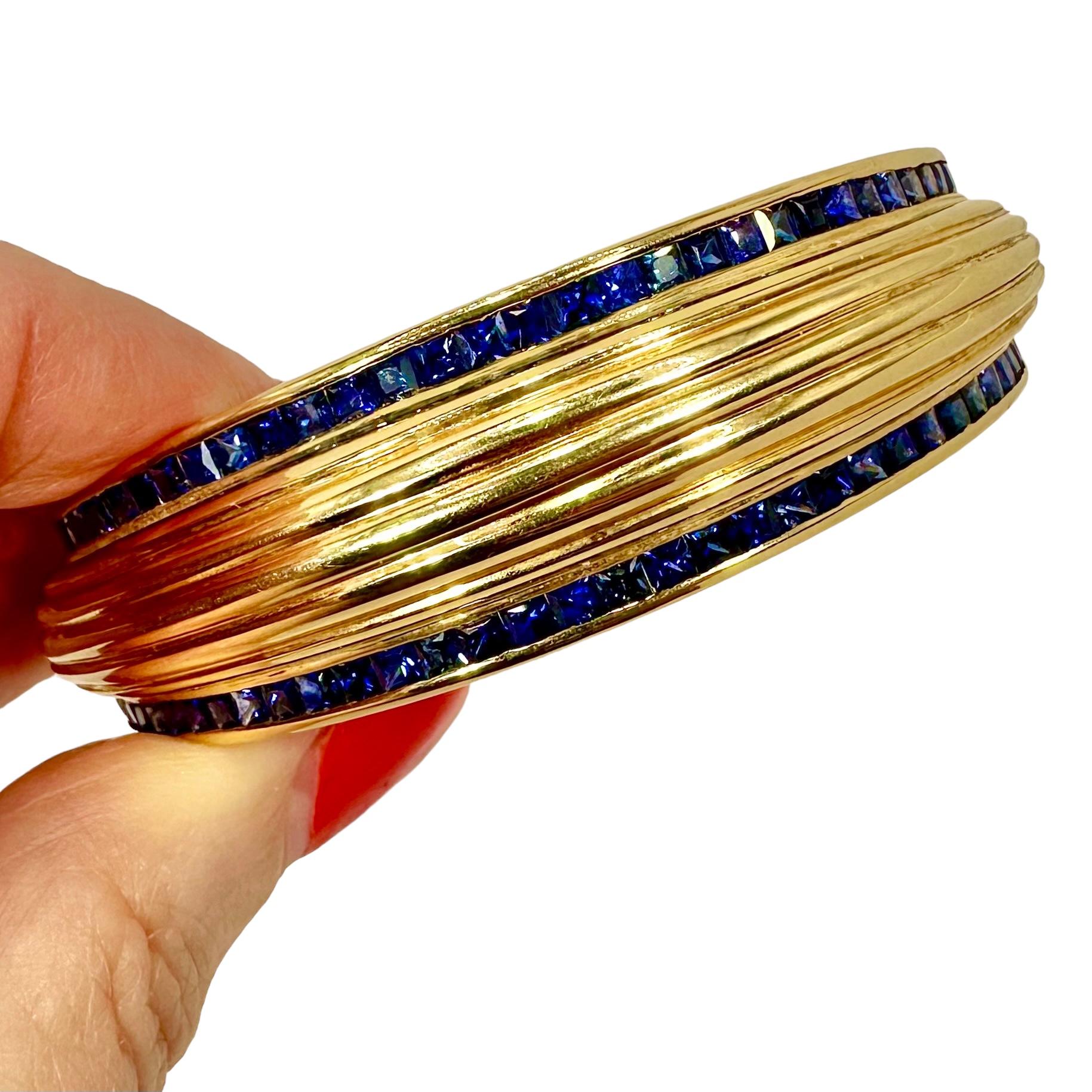 Bracelet manchette cannelée en or jaune 18 carats avec bordures en saphir taillé en carré, haut et bas en vente 8