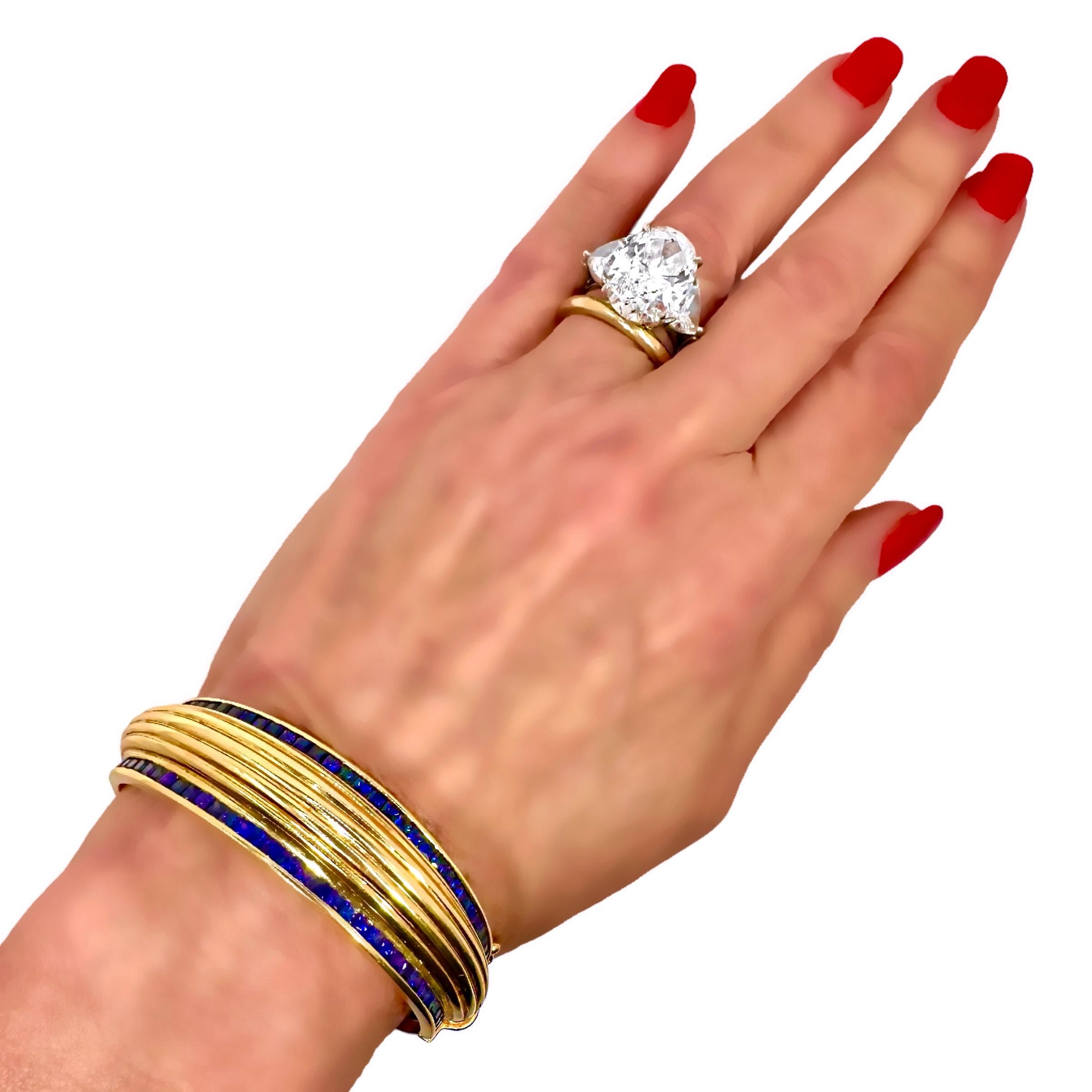 Bracelet manchette cannelée en or jaune 18 carats avec bordures en saphir taillé en carré, haut et bas en vente 9