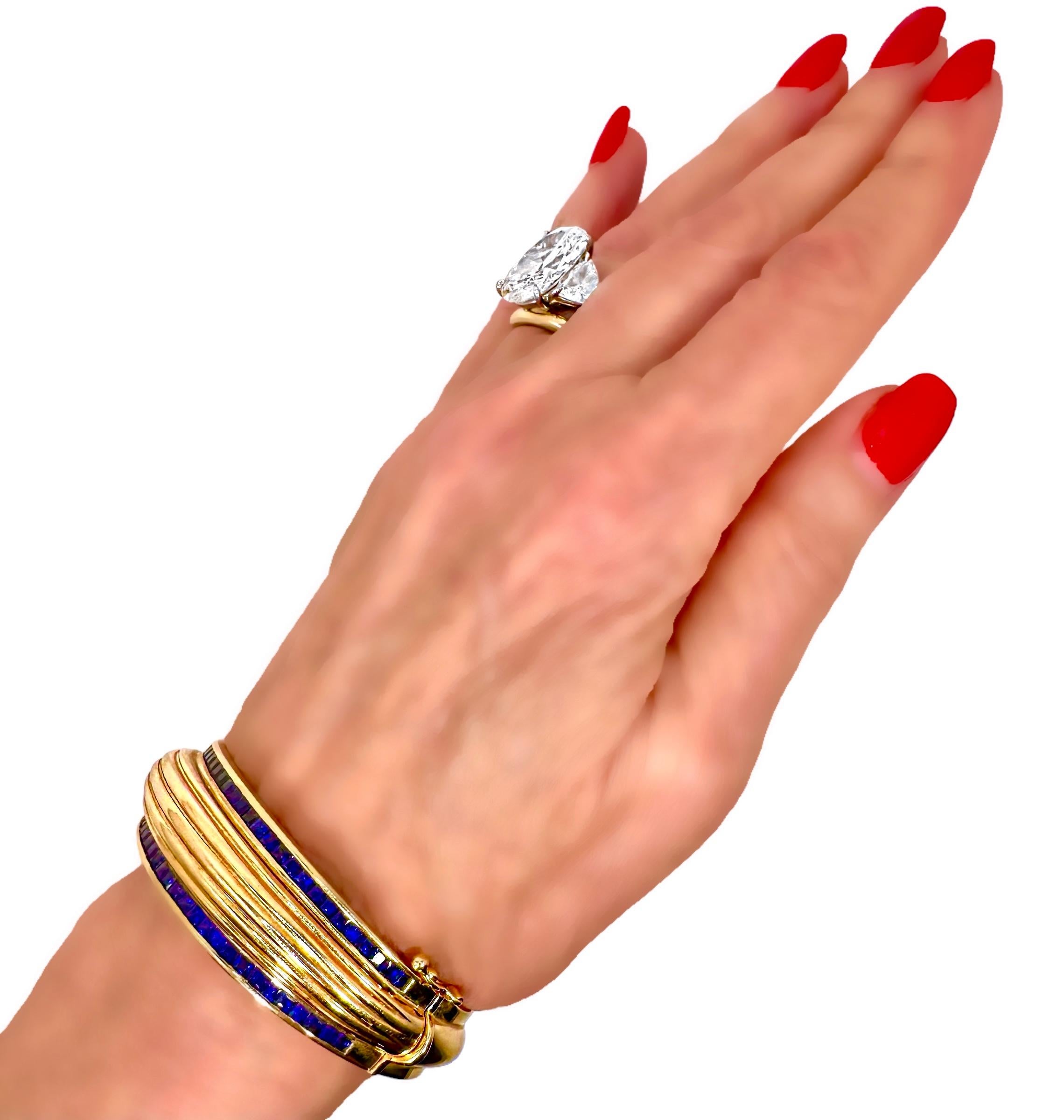 Bracelet manchette cannelée en or jaune 18 carats avec bordures en saphir taillé en carré, haut et bas en vente 10