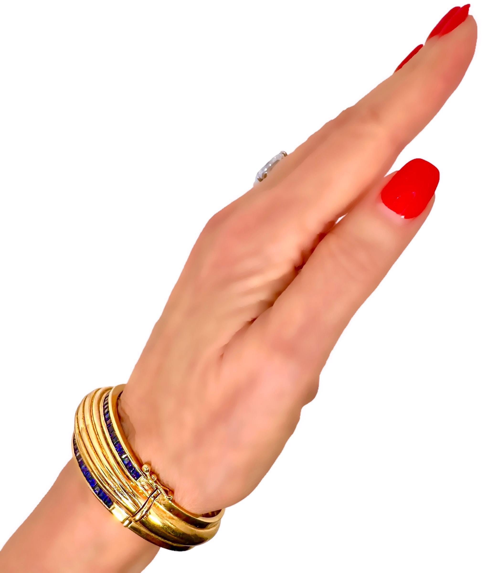 Bracelet manchette cannelée en or jaune 18 carats avec bordures en saphir taillé en carré, haut et bas en vente 11