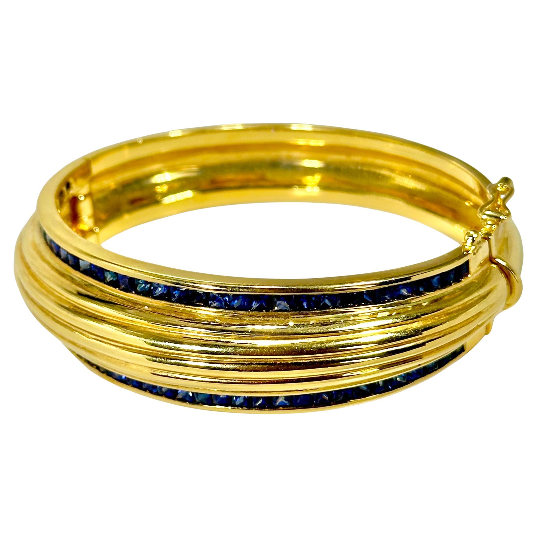 Moderne Bracelet manchette cannelée en or jaune 18 carats avec bordures en saphir taillé en carré, haut et bas en vente