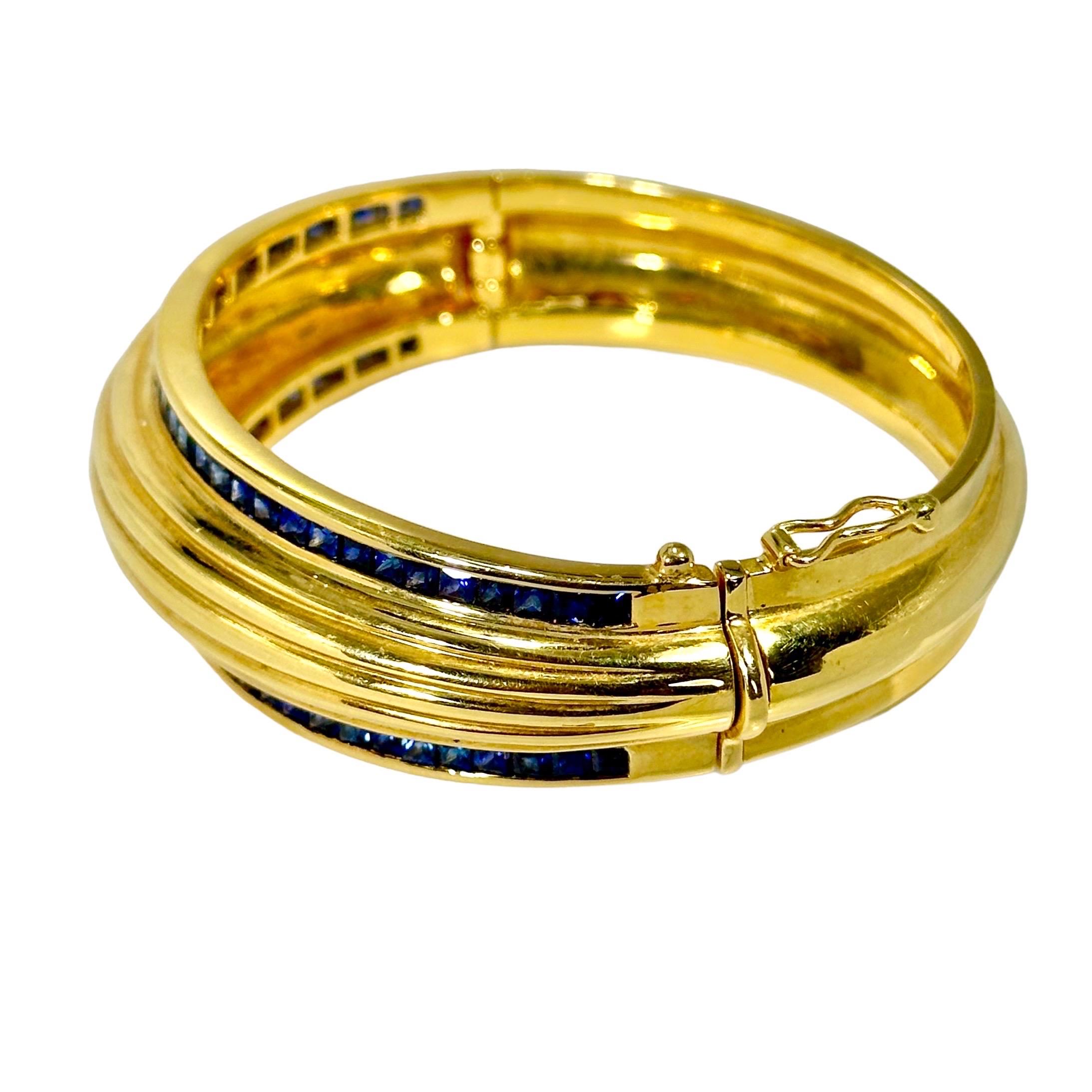 Taille carrée Bracelet manchette cannelée en or jaune 18 carats avec bordures en saphir taillé en carré, haut et bas en vente