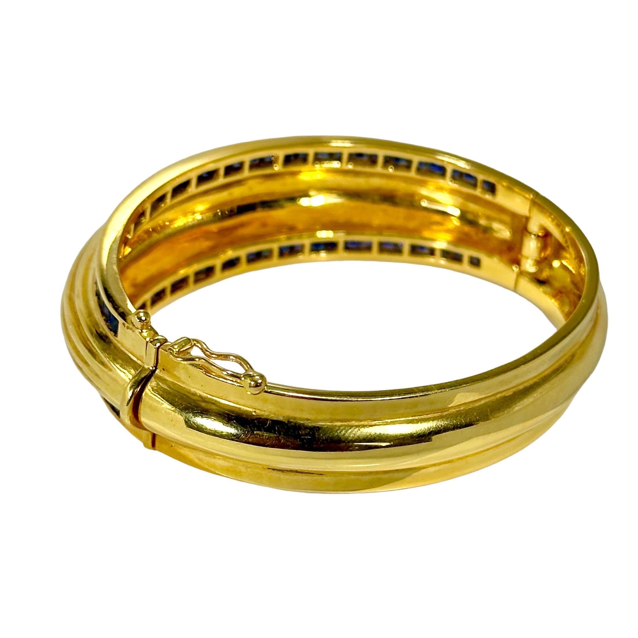 Bracelet manchette cannelée en or jaune 18 carats avec bordures en saphir taillé en carré, haut et bas Bon état - En vente à Palm Beach, FL