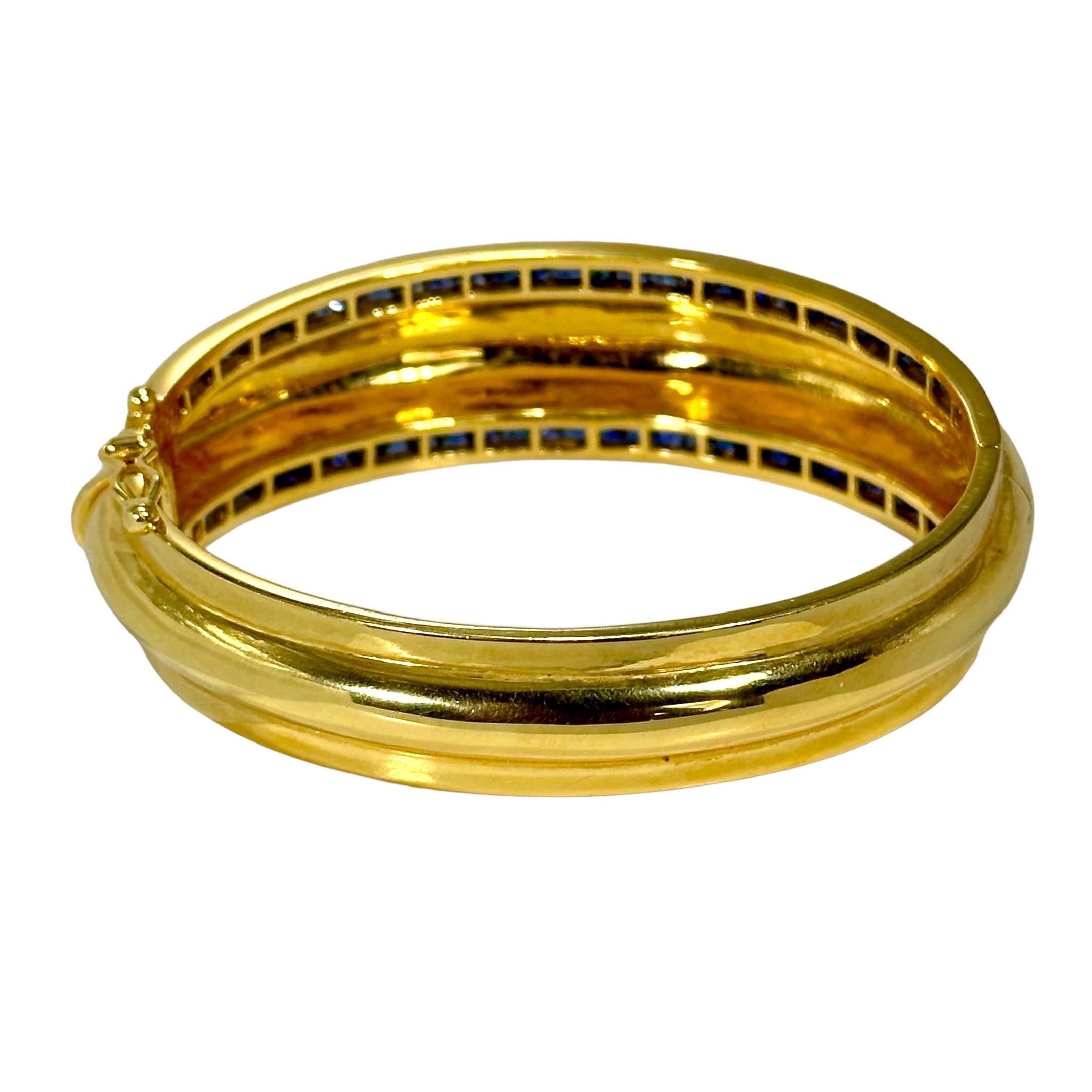 Bracelet manchette cannelée en or jaune 18 carats avec bordures en saphir taillé en carré, haut et bas Pour femmes en vente