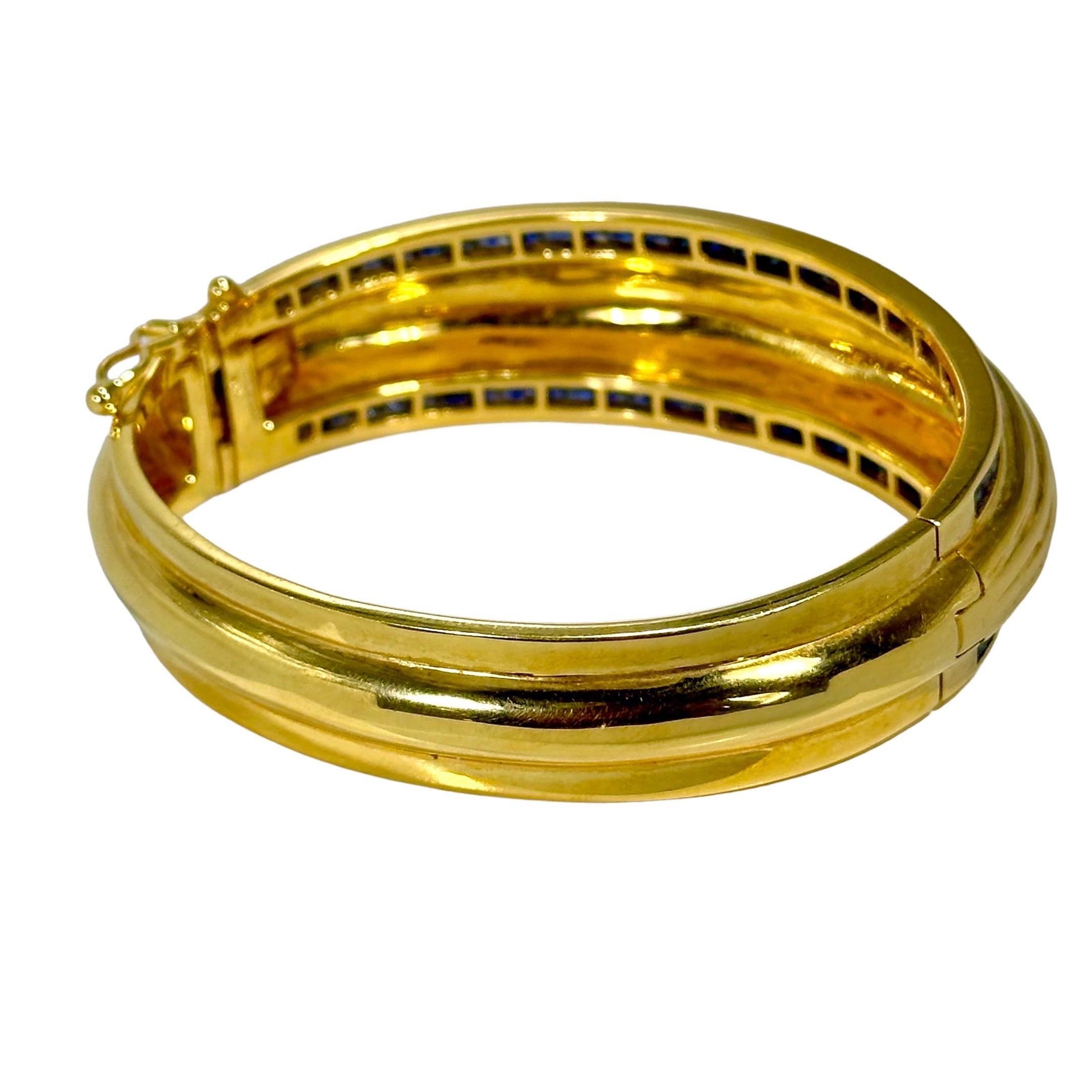 Bracelet manchette cannelée en or jaune 18 carats avec bordures en saphir taillé en carré, haut et bas en vente 1