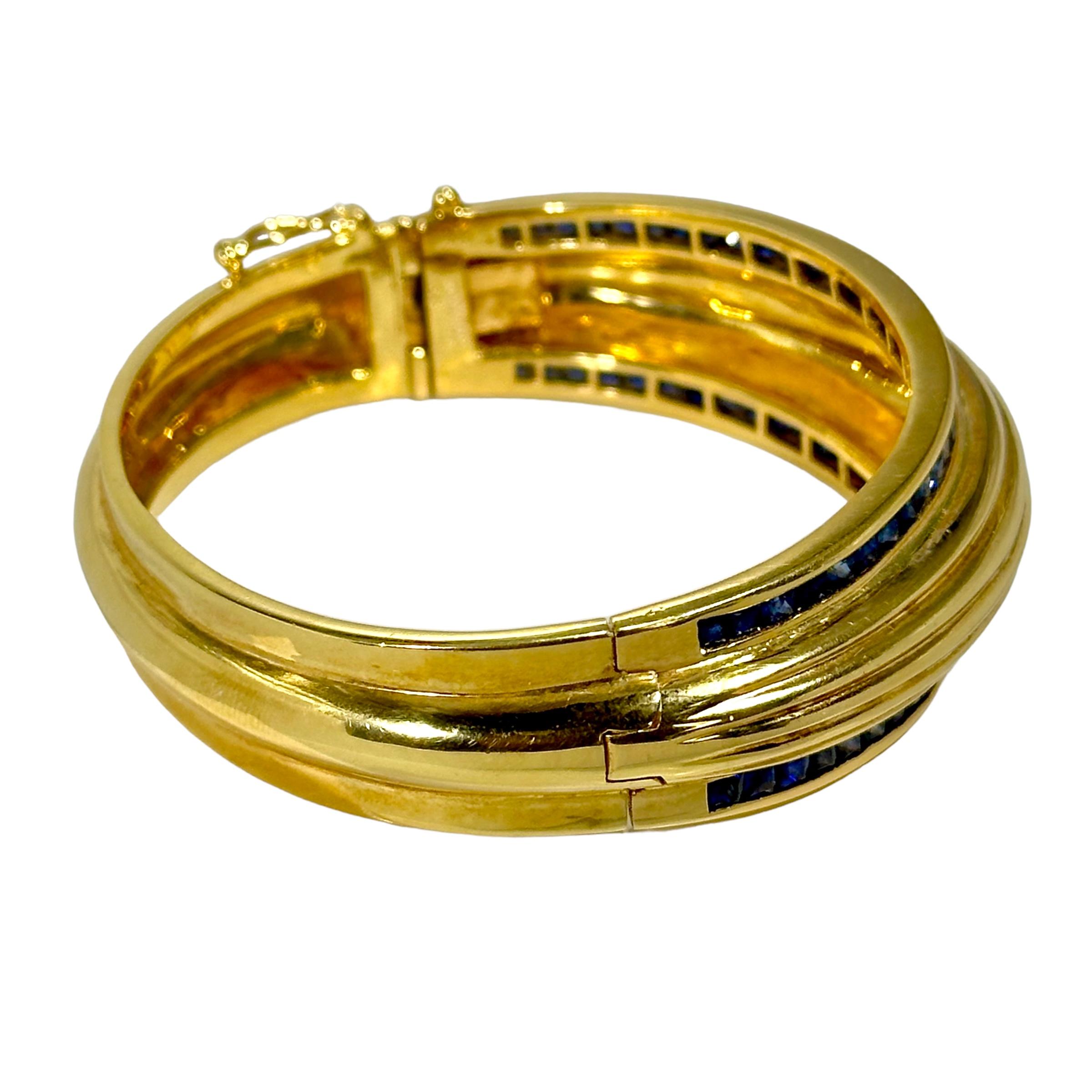 Bracelet manchette cannelée en or jaune 18 carats avec bordures en saphir taillé en carré, haut et bas en vente 2