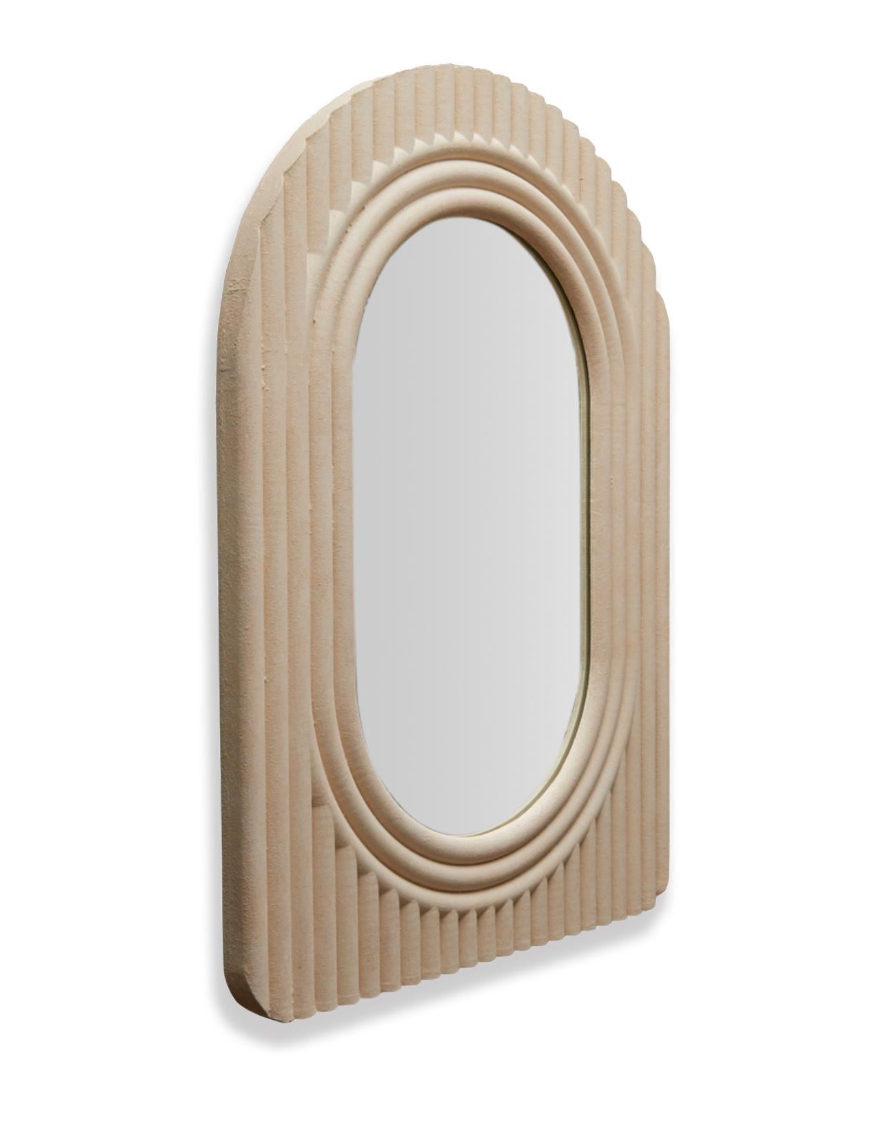 Ce miroir minimaliste en plâtre armé coulé à la main est un modèle de qualité supérieure d'A.I.C. Pièce du Studio Martin. Il présente un motif concentrique saisissant, réalisé selon une méthode de coulage à dos d'âne qui intègre parfaitement le
