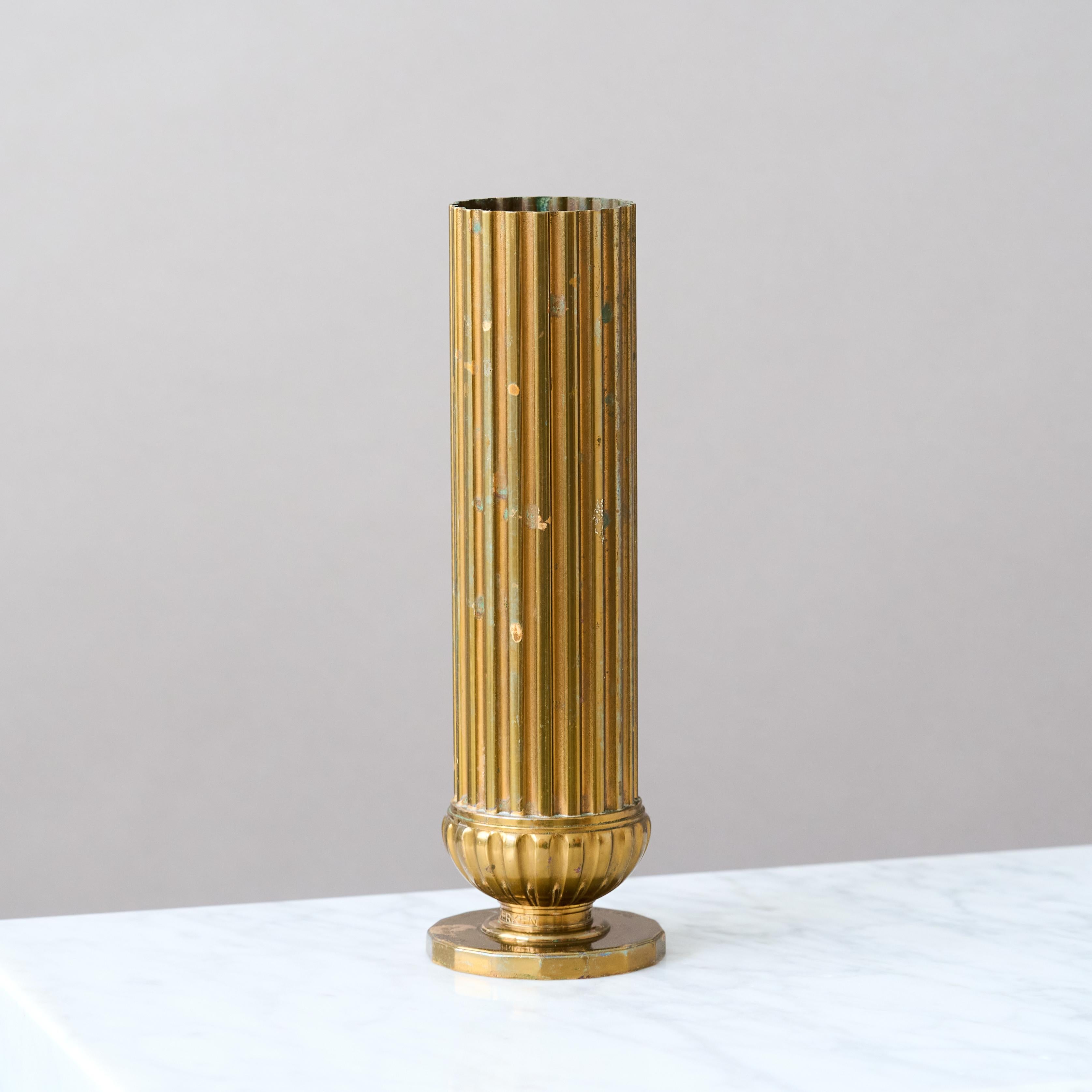 Fluted Art Deco Bronze Vase by SVM Handarbete, Sweden, 1930s. Escandinavo moderno en venta