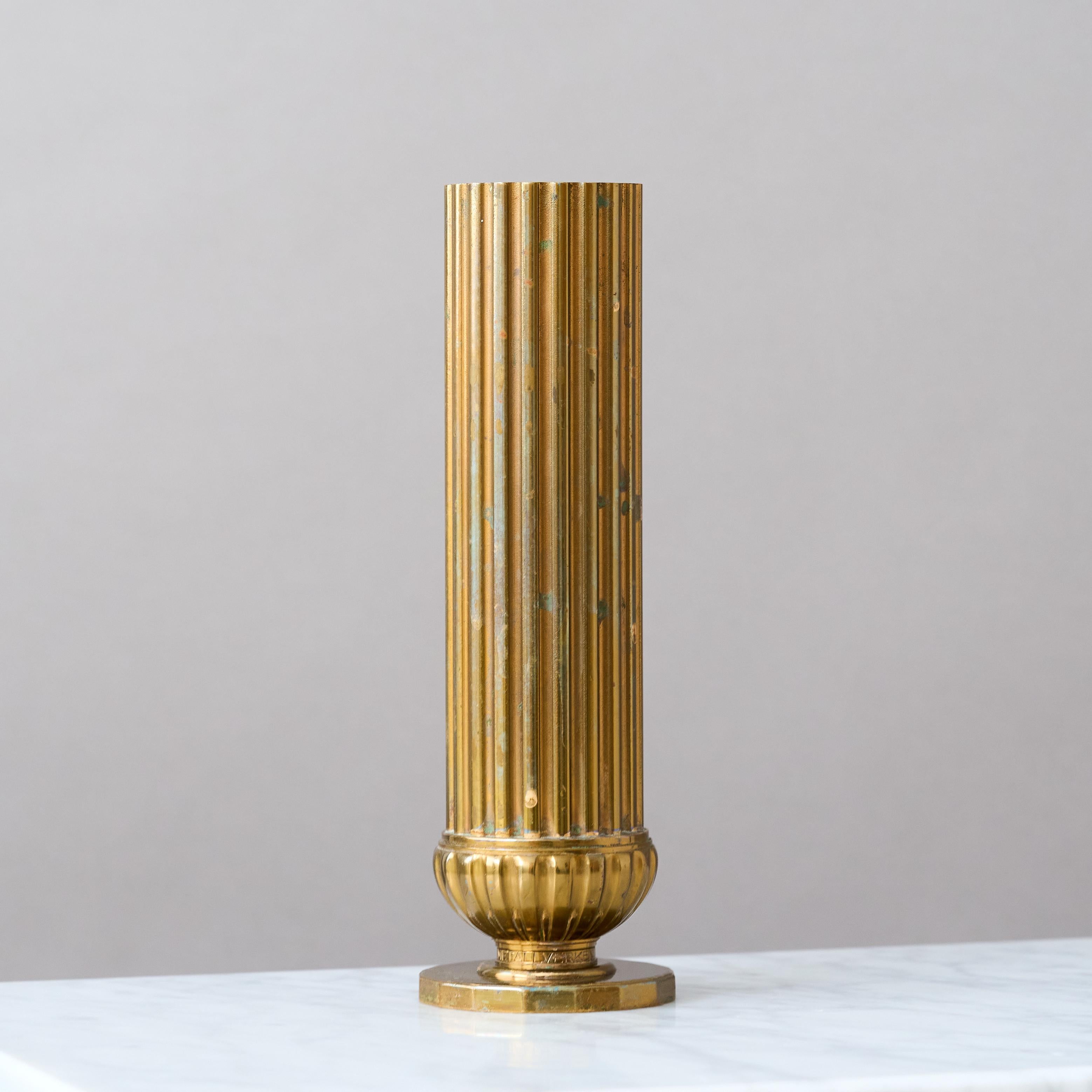 Fluted Art Deco Bronze Vase by SVM Handarbete, Sweden, 1930s. Sueco en venta