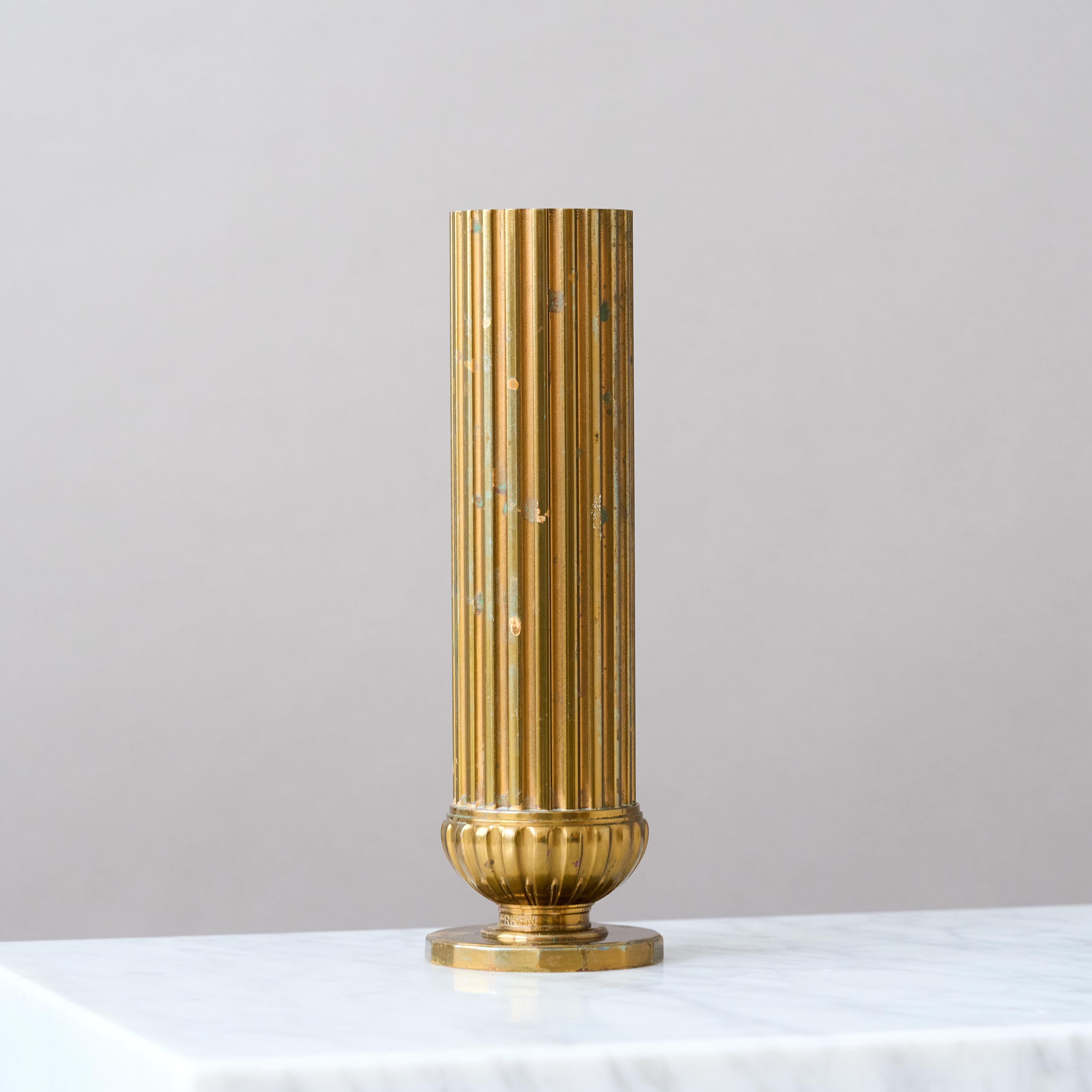 Fluted Art Deco Bronze Vase by SVM Handarbete, Sweden, 1930s. mediados del siglo XX en venta