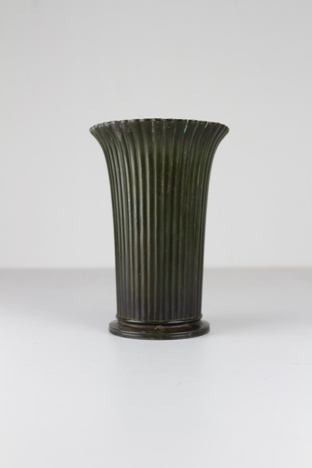 Vaso scanalato in metallo Art Deco Disko di Just Andersen, Danimarca. 1940s. in vendita 5