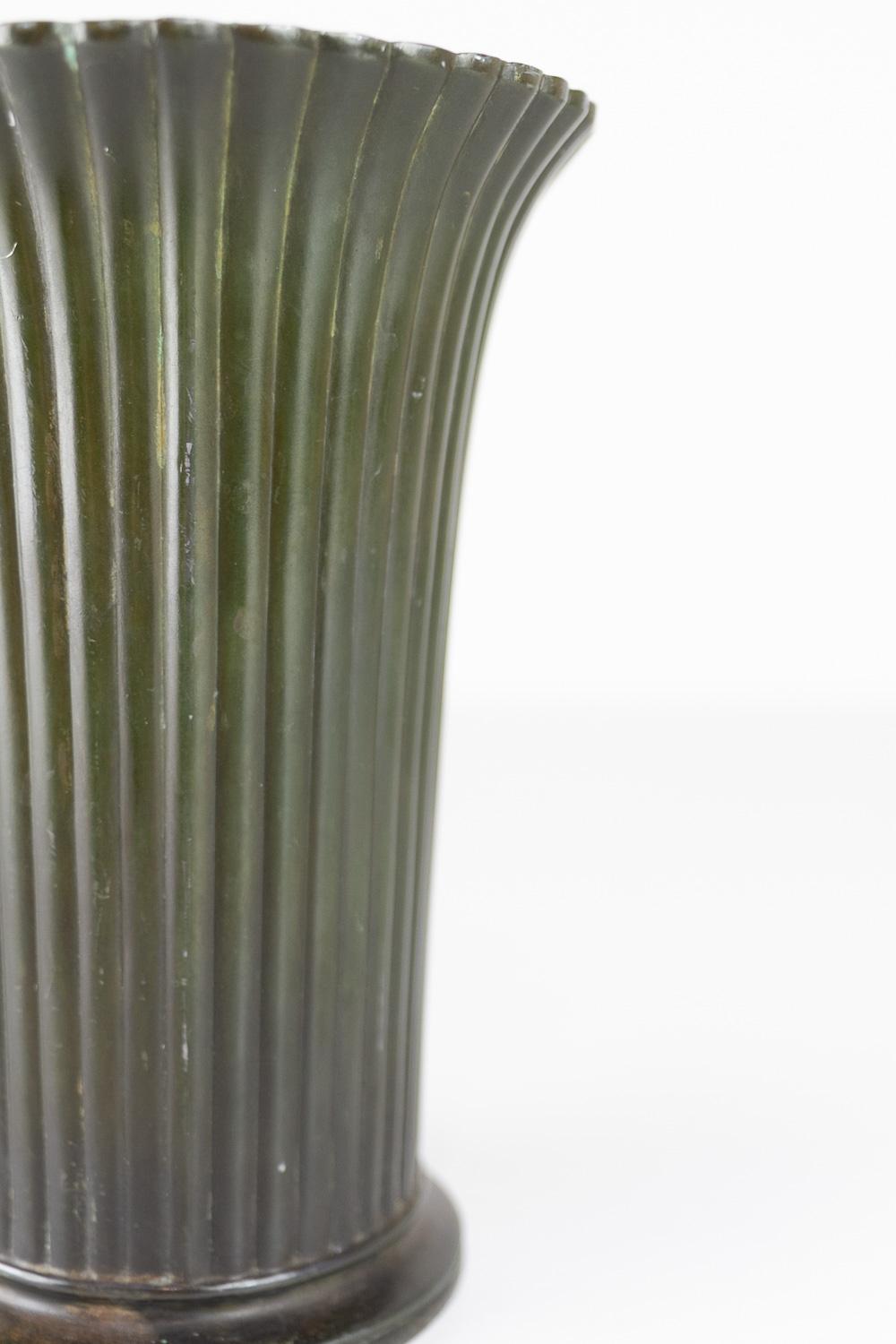 Vaso scanalato in metallo Art Deco Disko di Just Andersen, Danimarca. 1940s. in vendita 6