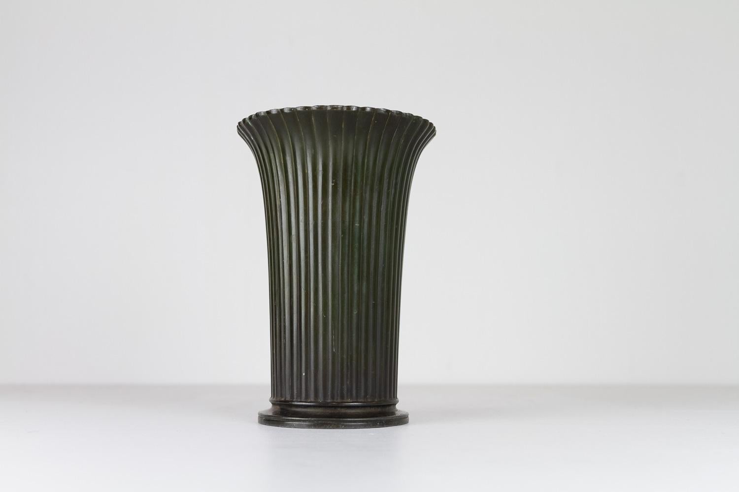 Vaso scanalato in metallo Art Deco Disko di Just Andersen, Danimarca. 1940s. in vendita 7