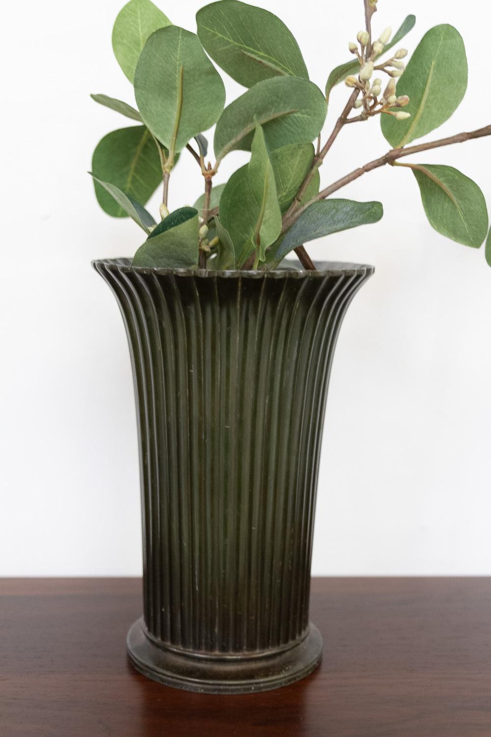 Vaso scanalato in metallo Art Deco Disko di Just Andersen, Danimarca. 1940s. in vendita 11