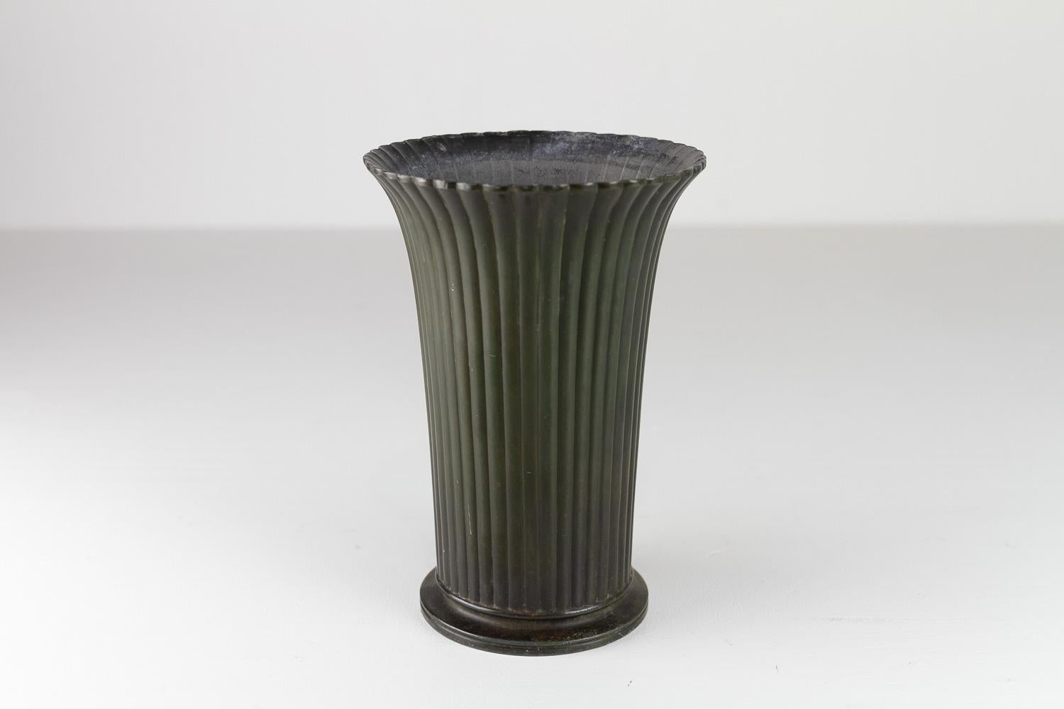 Vaso scanalato in metallo Art Deco Disko di Just Andersen, Danimarca. 1940s.

Vaso danese Art Deco con una bella patina. Disegnata da Just Andersen negli anni '40 e prodotta dalla sua azienda in Danimarca. Realizzato in metallo Disko, una lega che