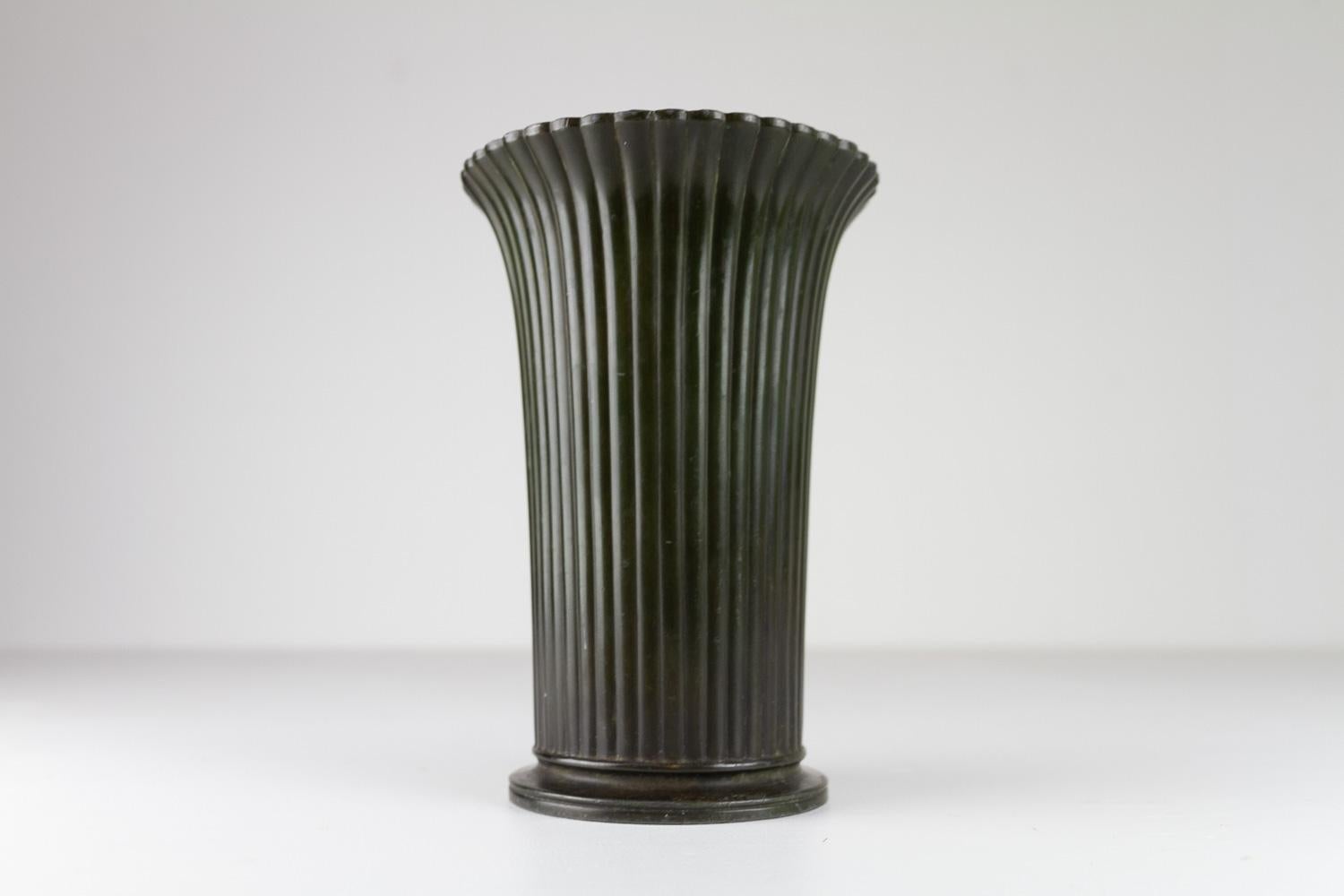 Art Déco Vaso scanalato in metallo Art Deco Disko di Just Andersen, Danimarca. 1940s. in vendita