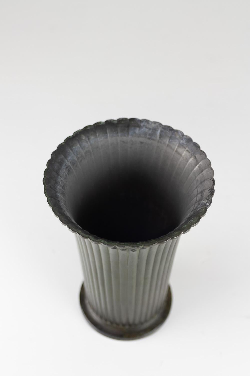 Danese Vaso scanalato in metallo Art Deco Disko di Just Andersen, Danimarca. 1940s. in vendita