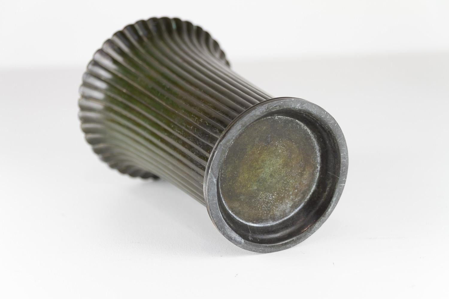 Metà XX secolo Vaso scanalato in metallo Art Deco Disko di Just Andersen, Danimarca. 1940s. in vendita