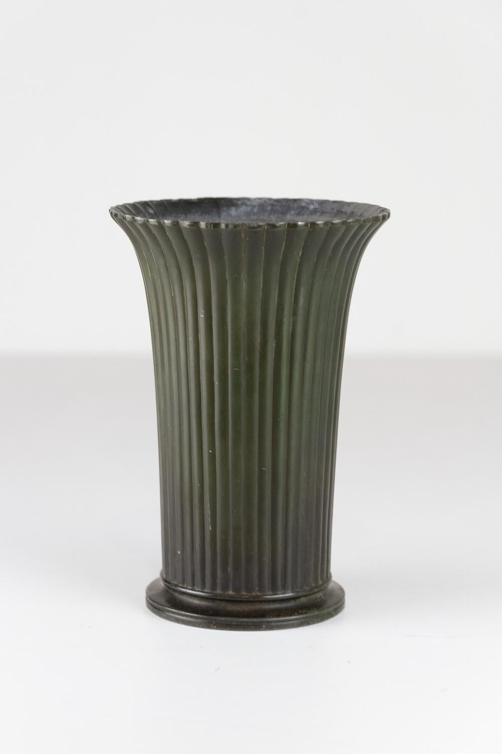 Vaso scanalato in metallo Art Deco Disko di Just Andersen, Danimarca. 1940s. in vendita 1