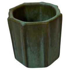 Flutierte Art-Déco-Vase in grüner Glasur in der Art von Arne Bang